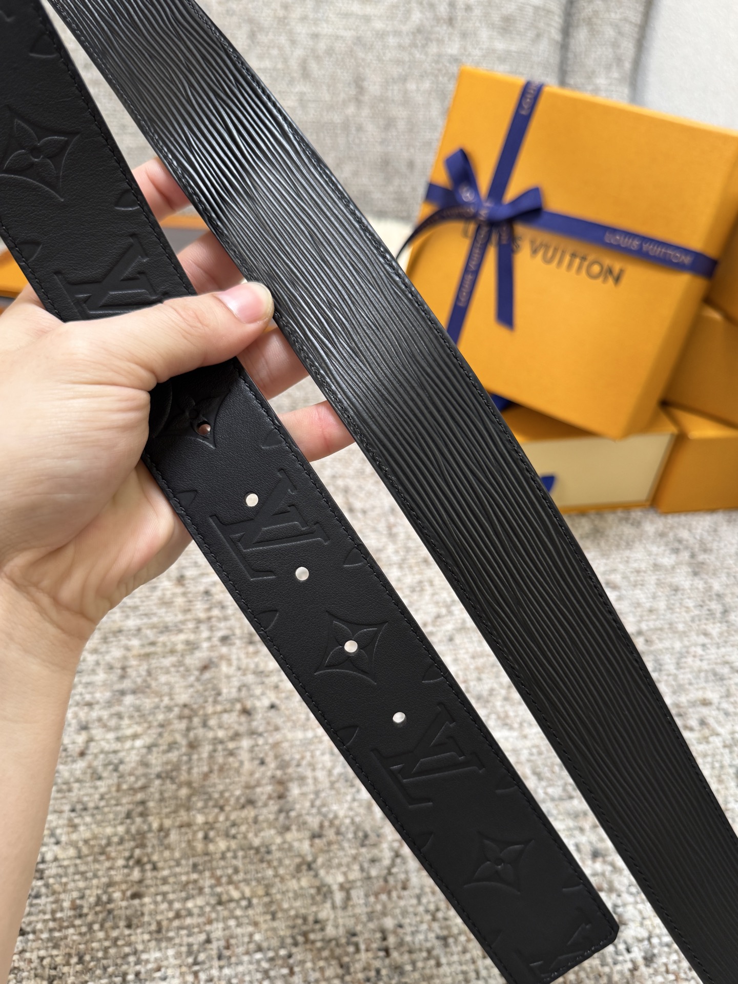 Louis Vuitton LV腰带 平纹压花水波纹底系列 原厂五金 精致手工绘边 柔软舒适 宽4.0