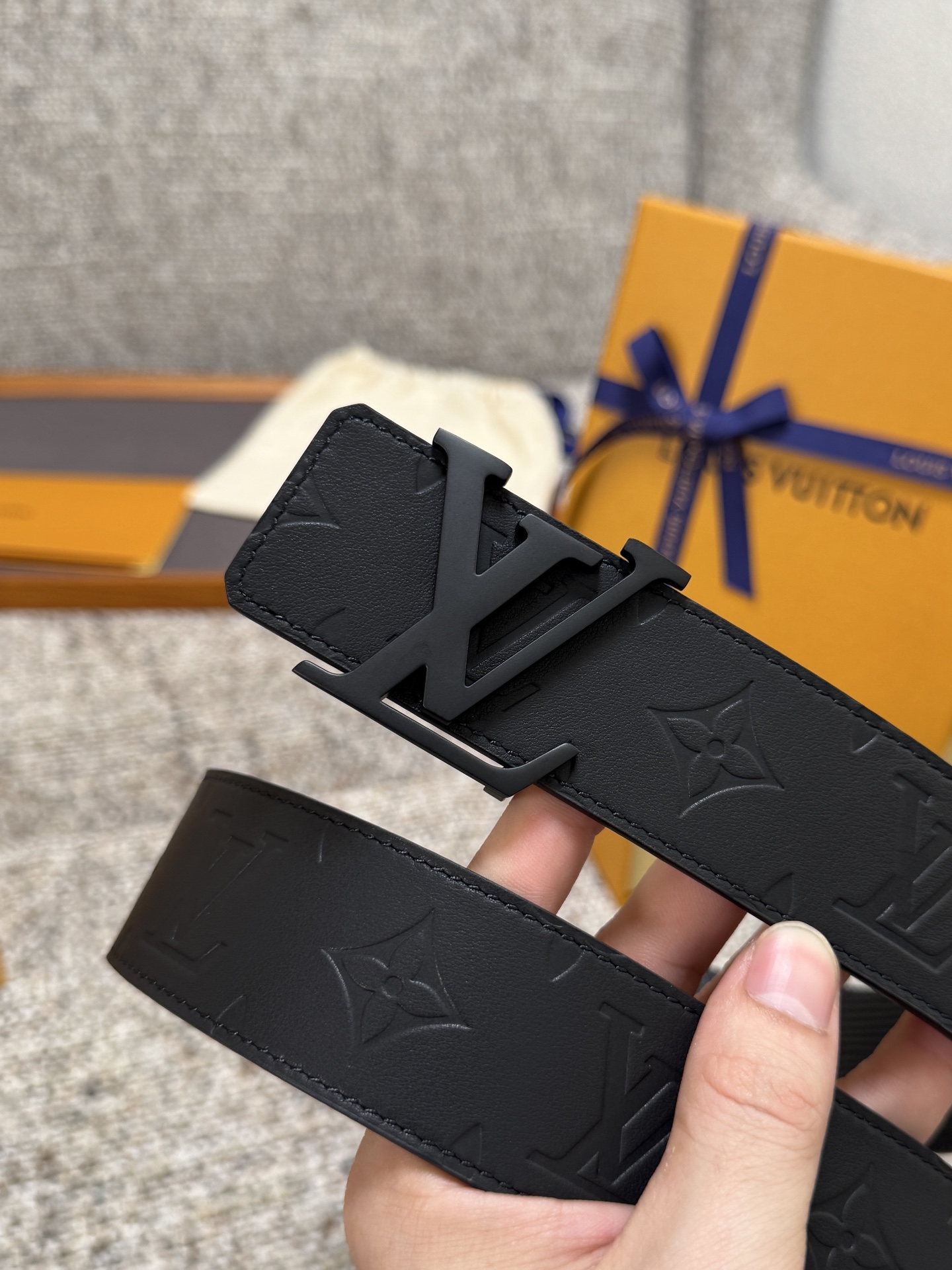 Louis Vuitton LV腰带 平纹压花水波纹底系列 原厂五金 精致手工绘边 柔软舒适 宽4.0