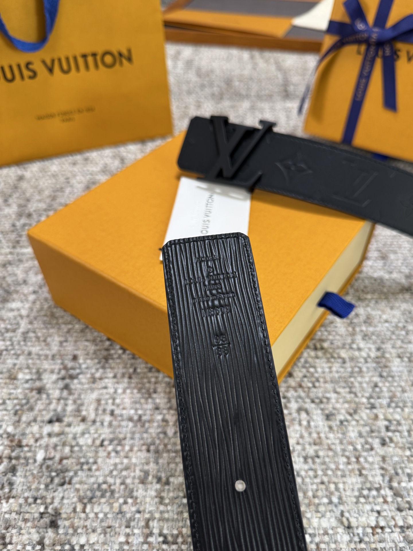 Louis Vuitton LV腰带 平纹压花水波纹底系列 原厂五金 精致手工绘边 柔软舒适 宽4.0