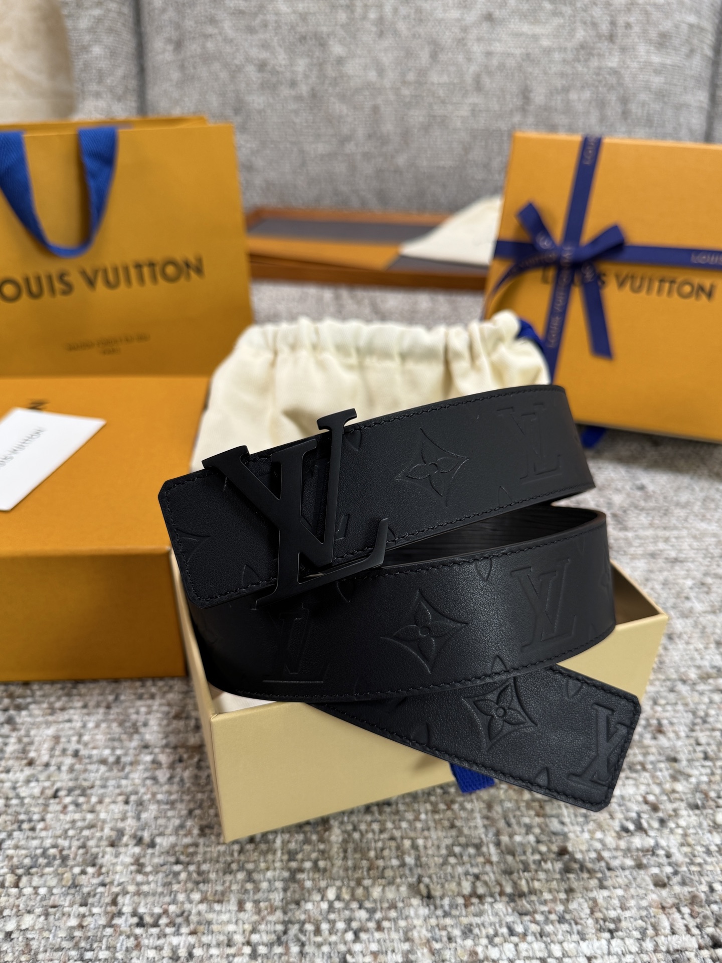 Louis Vuitton LV腰带 平纹压花水波纹底系列 原厂五金 精致手工绘边 柔软舒适 宽4.0