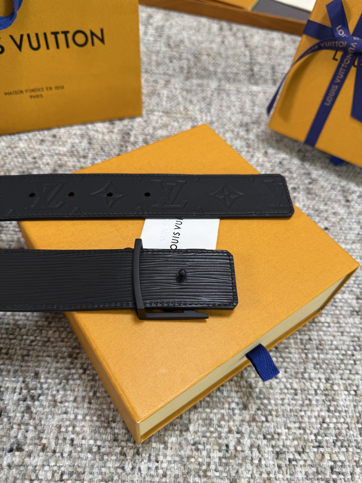 Louis Vuitton LV腰带 平纹压花水波纹底系列 原厂五金 精致手工绘边 柔软舒适 宽4.0