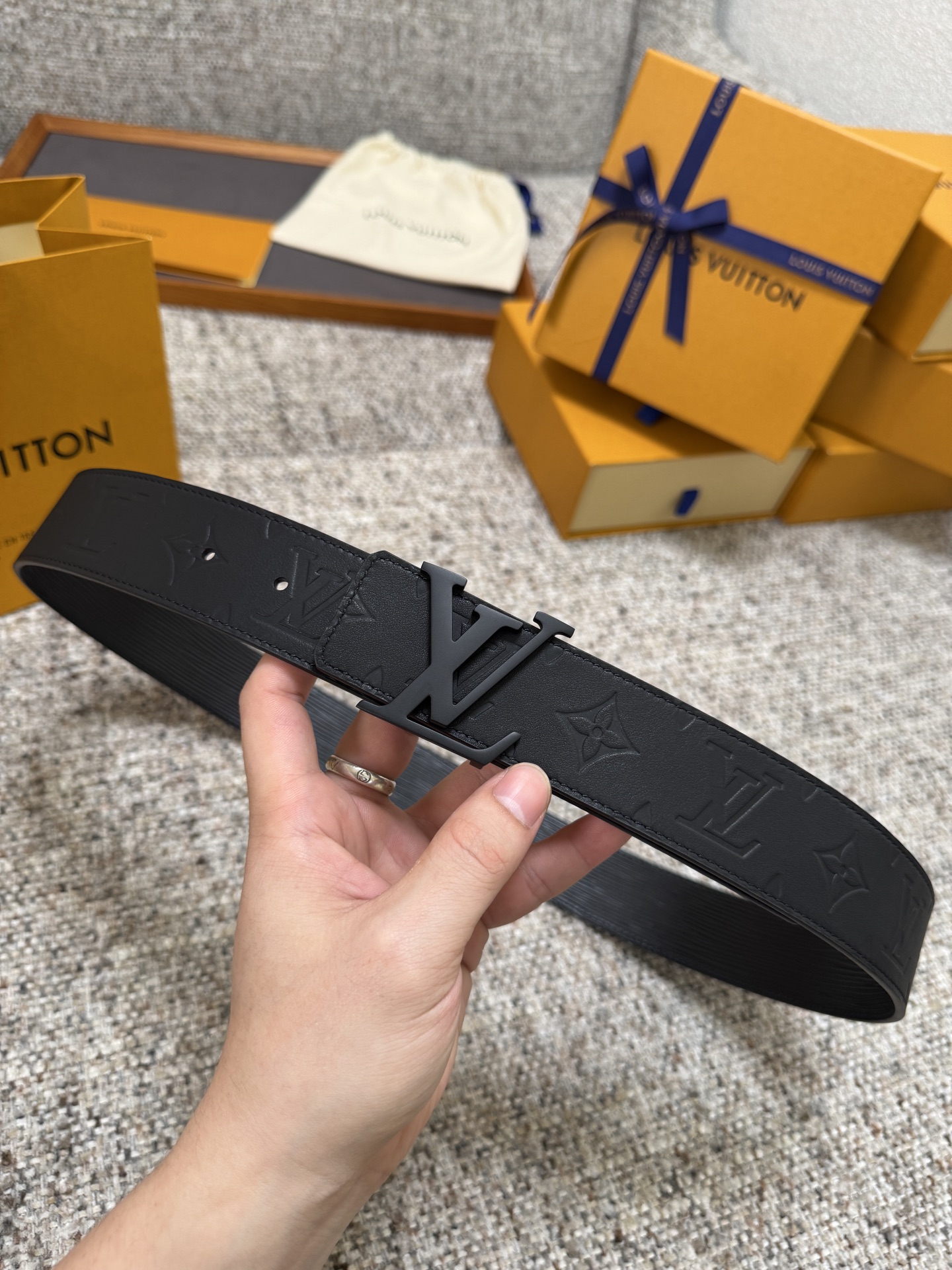 Louis Vuitton LV腰带 平纹压花水波纹底系列 原厂五金 精致手工绘边 柔软舒适 宽4.0