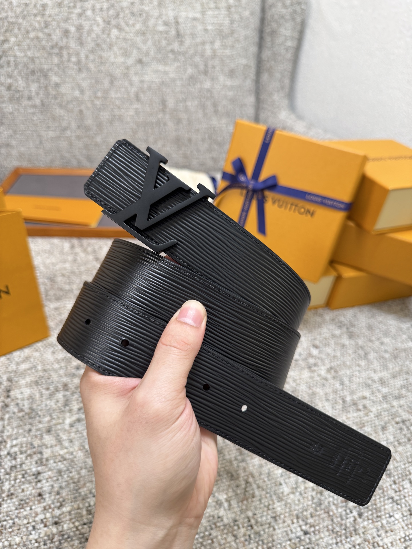 Louis Vuitton LV腰带 平纹压花水波纹底系列 原厂五金 精致手工绘边 柔软舒适 宽4.0