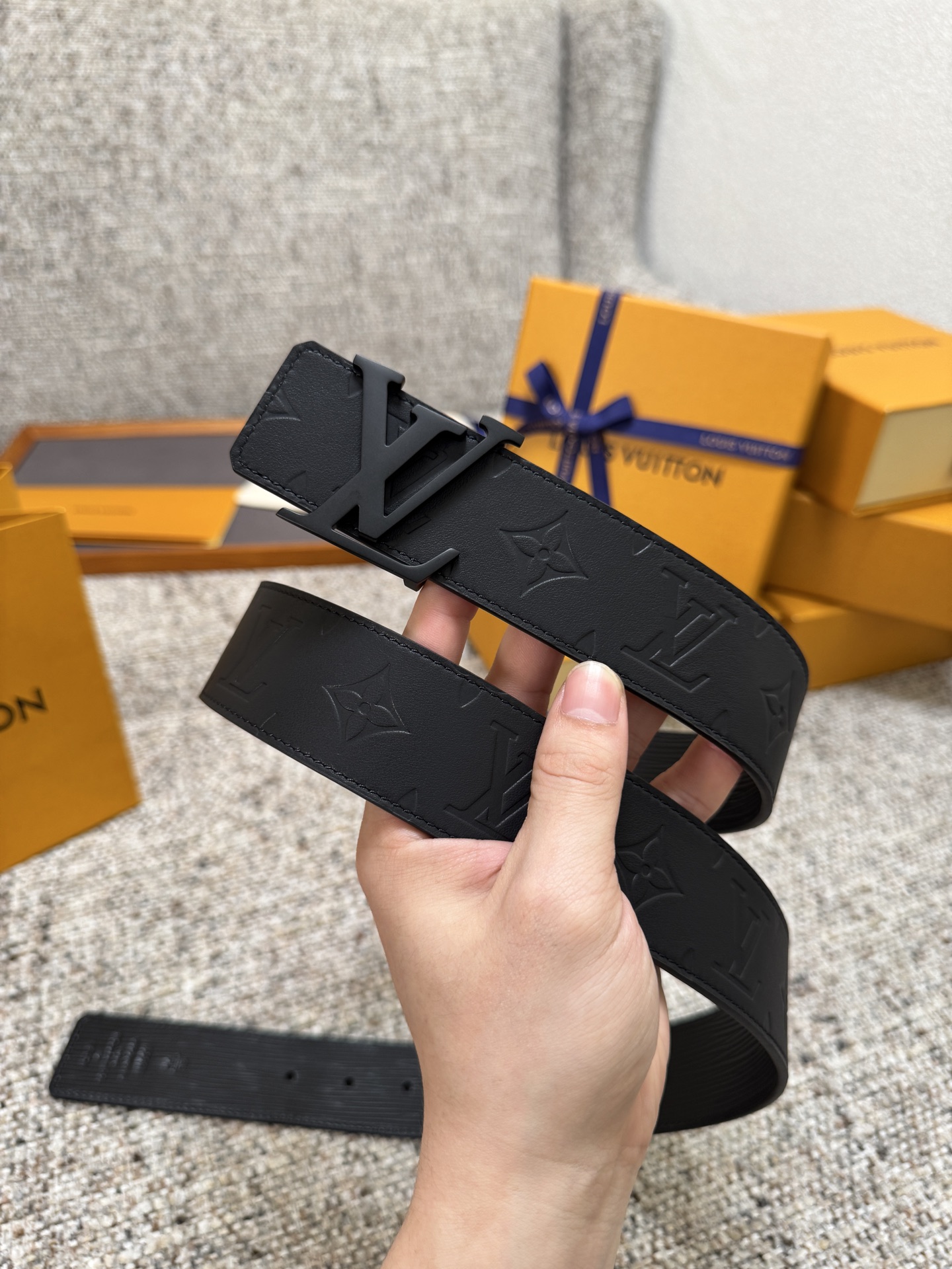 Louis Vuitton LV腰带 平纹压花水波纹底系列 原厂五金 精致手工绘边 柔软舒适 宽4.0