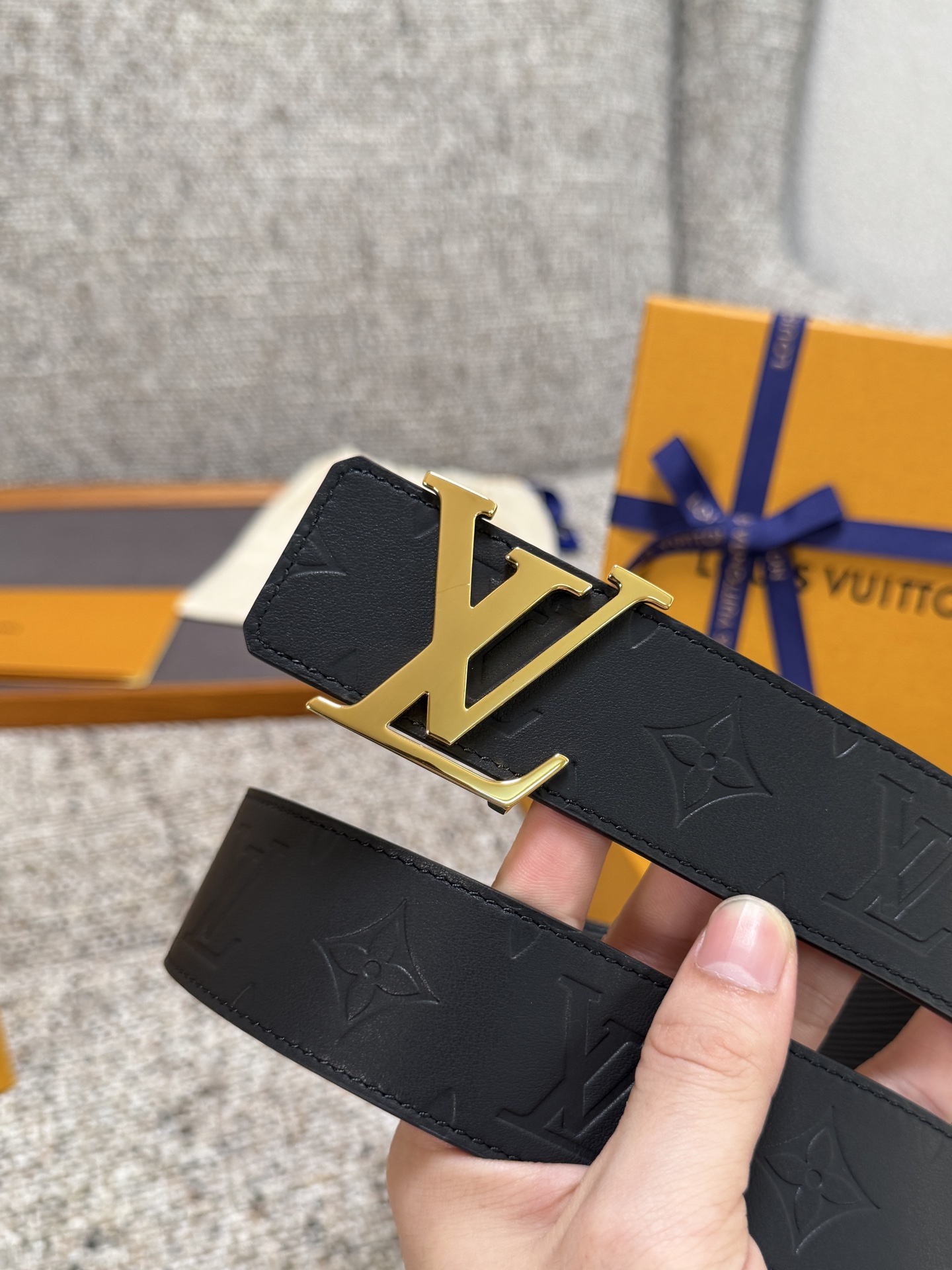 Louis Vuitton LV腰带 平纹压花水波纹底系列 原厂五金 精致手工绘边 柔软舒适 宽4.0
