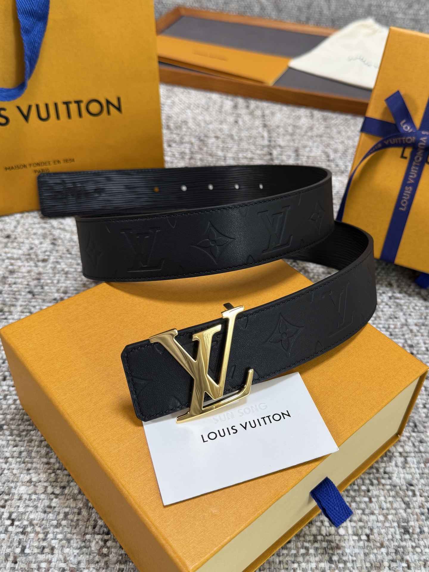 Louis Vuitton LV腰带 平纹压花水波纹底系列 原厂五金 精致手工绘边 柔软舒适 宽4.0