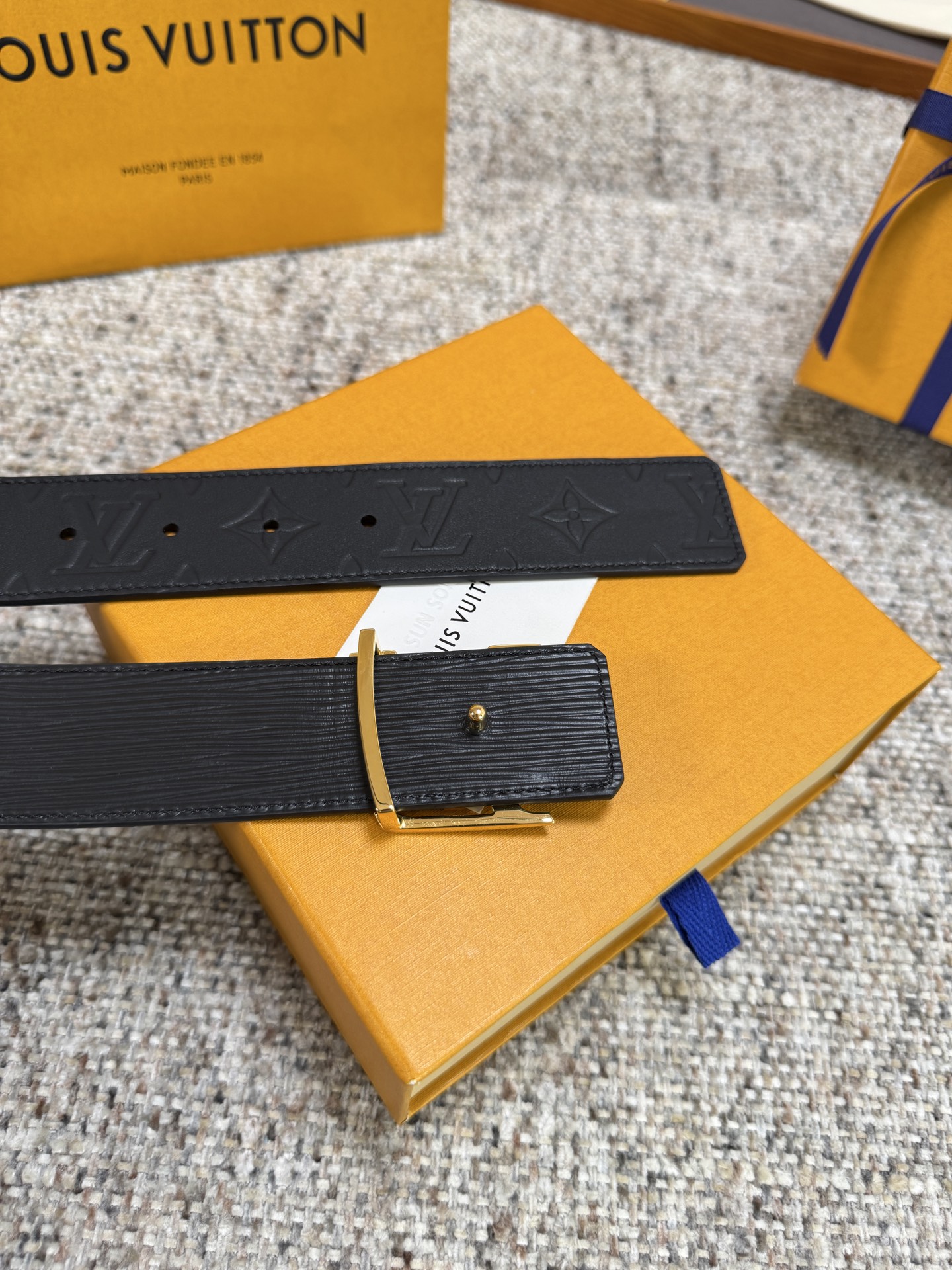 Louis Vuitton LV腰带 平纹压花水波纹底系列 原厂五金 精致手工绘边 柔软舒适 宽4.0