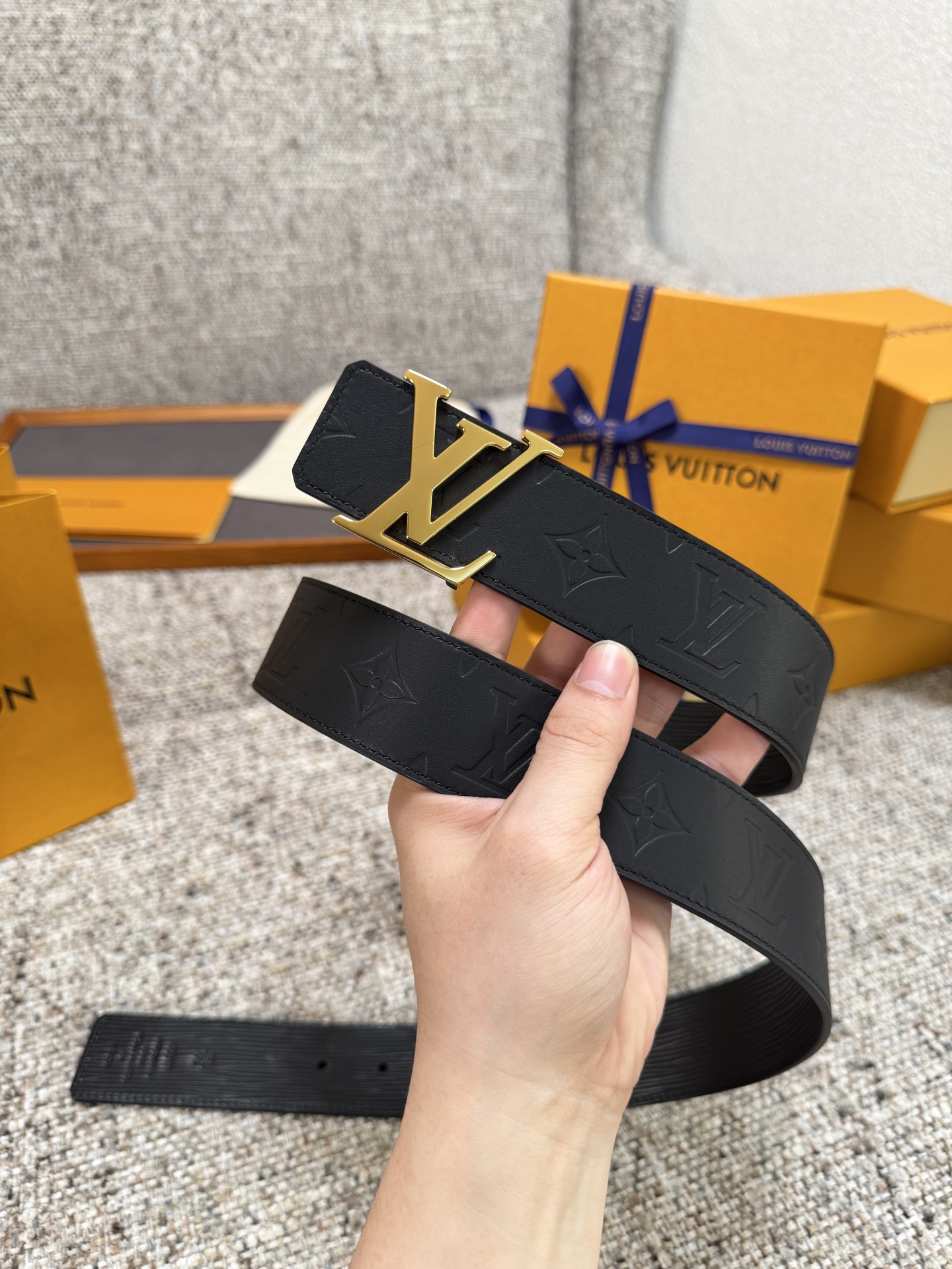 Louis Vuitton LV腰带 平纹压花水波纹底系列 原厂五金 精致手工绘边 柔软舒适 宽4.0