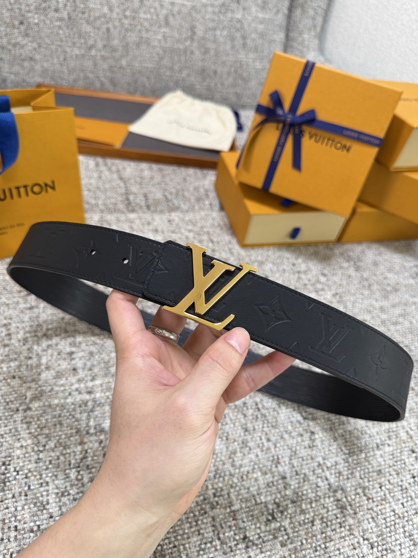 Louis Vuitton LV腰带 平纹压花水波纹底系列 原厂五金 精致手工绘边 柔软舒适 宽4.0