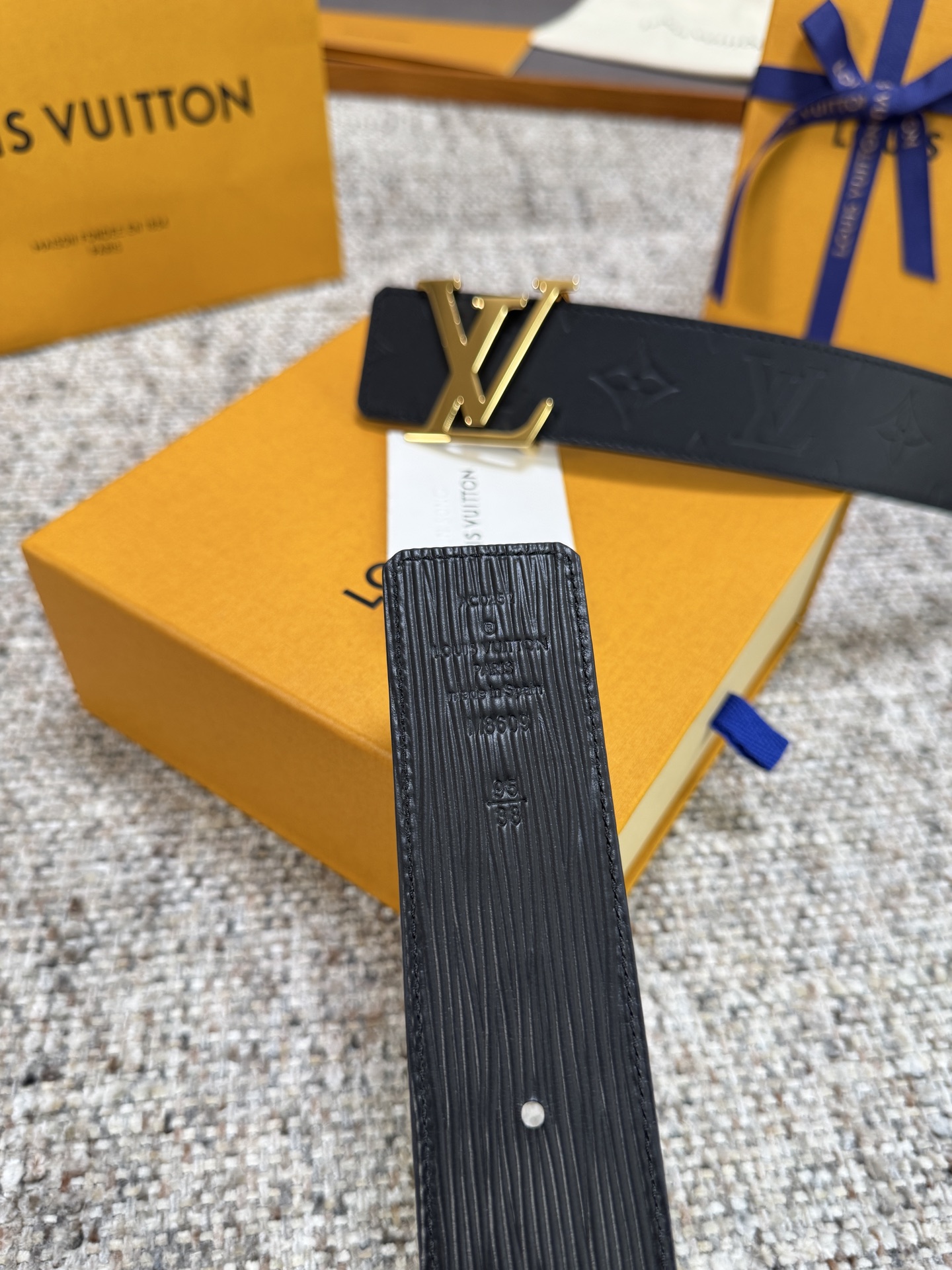 Louis Vuitton LV腰带 平纹压花水波纹底系列 原厂五金 精致手工绘边 柔软舒适 宽4.0