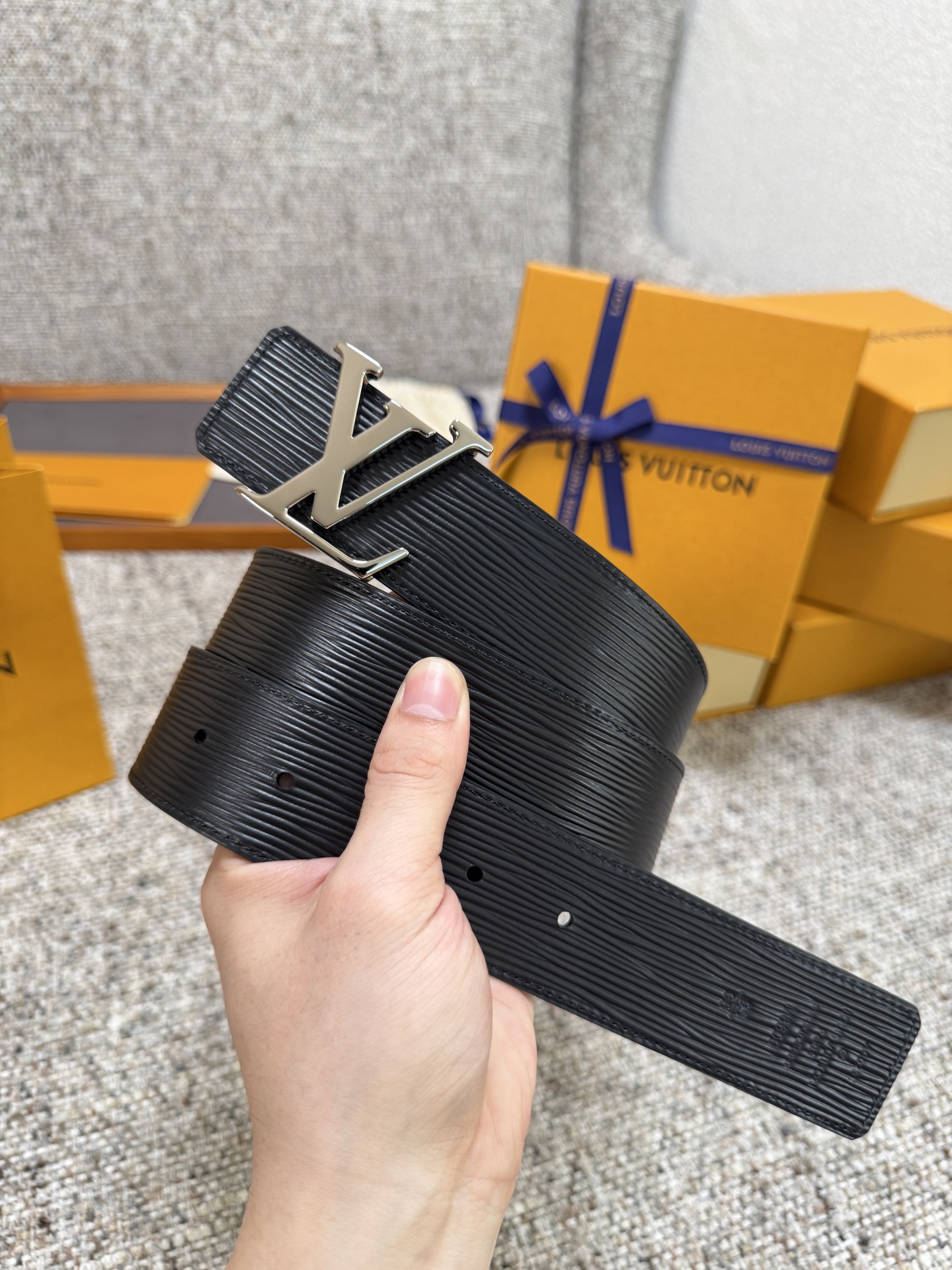 Louis Vuitton LV腰带 平纹压花水波纹底系列 原厂五金 精致手工绘边 柔软舒适 宽4.0