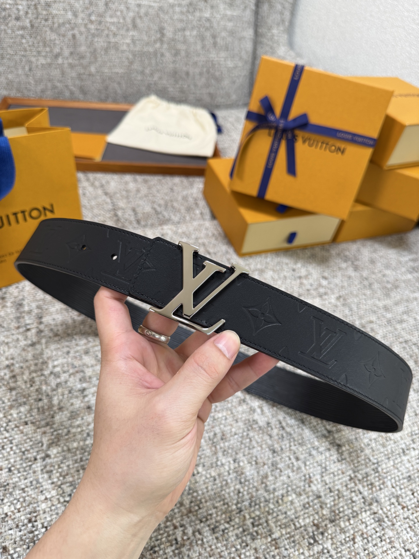 Louis Vuitton LV腰带 平纹压花水波纹底系列 原厂五金 精致手工绘边 柔软舒适 宽4.0