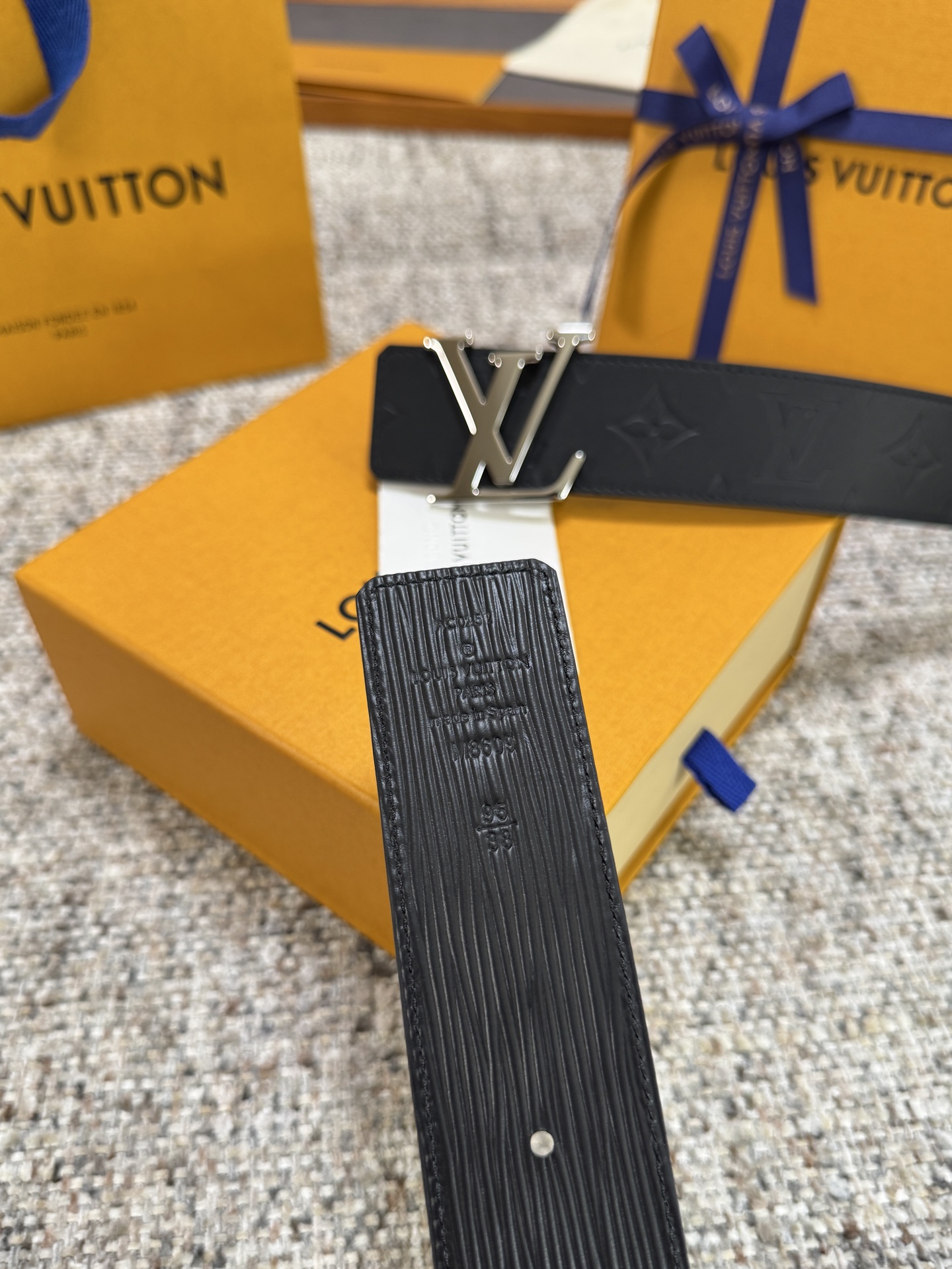 Louis Vuitton LV腰带 平纹压花水波纹底系列 原厂五金 精致手工绘边 柔软舒适 宽4.0