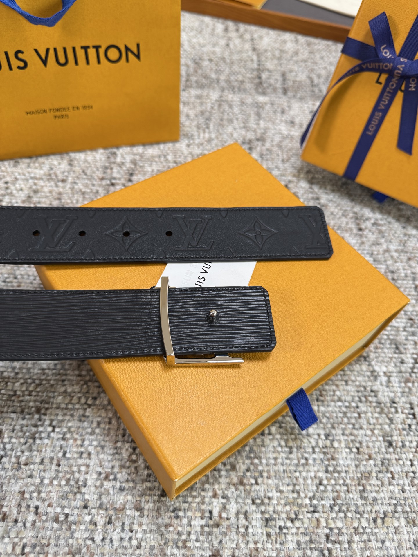 Louis Vuitton LV腰带 平纹压花水波纹底系列 原厂五金 精致手工绘边 柔软舒适 宽4.0