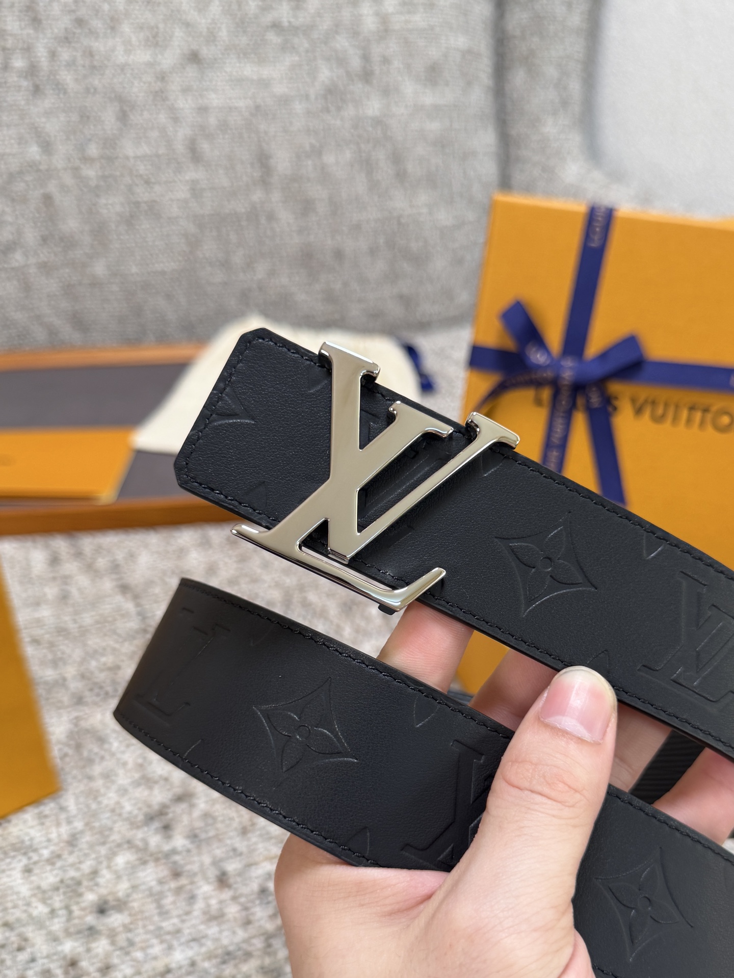 Louis Vuitton LV腰带 平纹压花水波纹底系列 原厂五金 精致手工绘边 柔软舒适 宽4.0