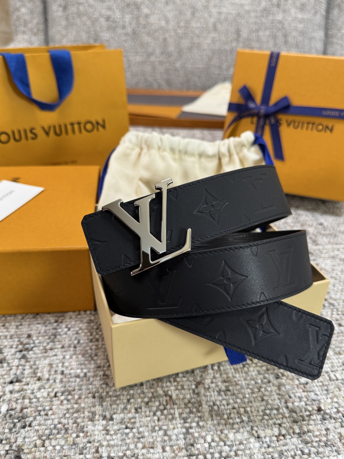 Louis Vuitton LV腰带 平纹压花水波纹底系列 原厂五金 精致手工绘边 柔软舒适 宽4.0