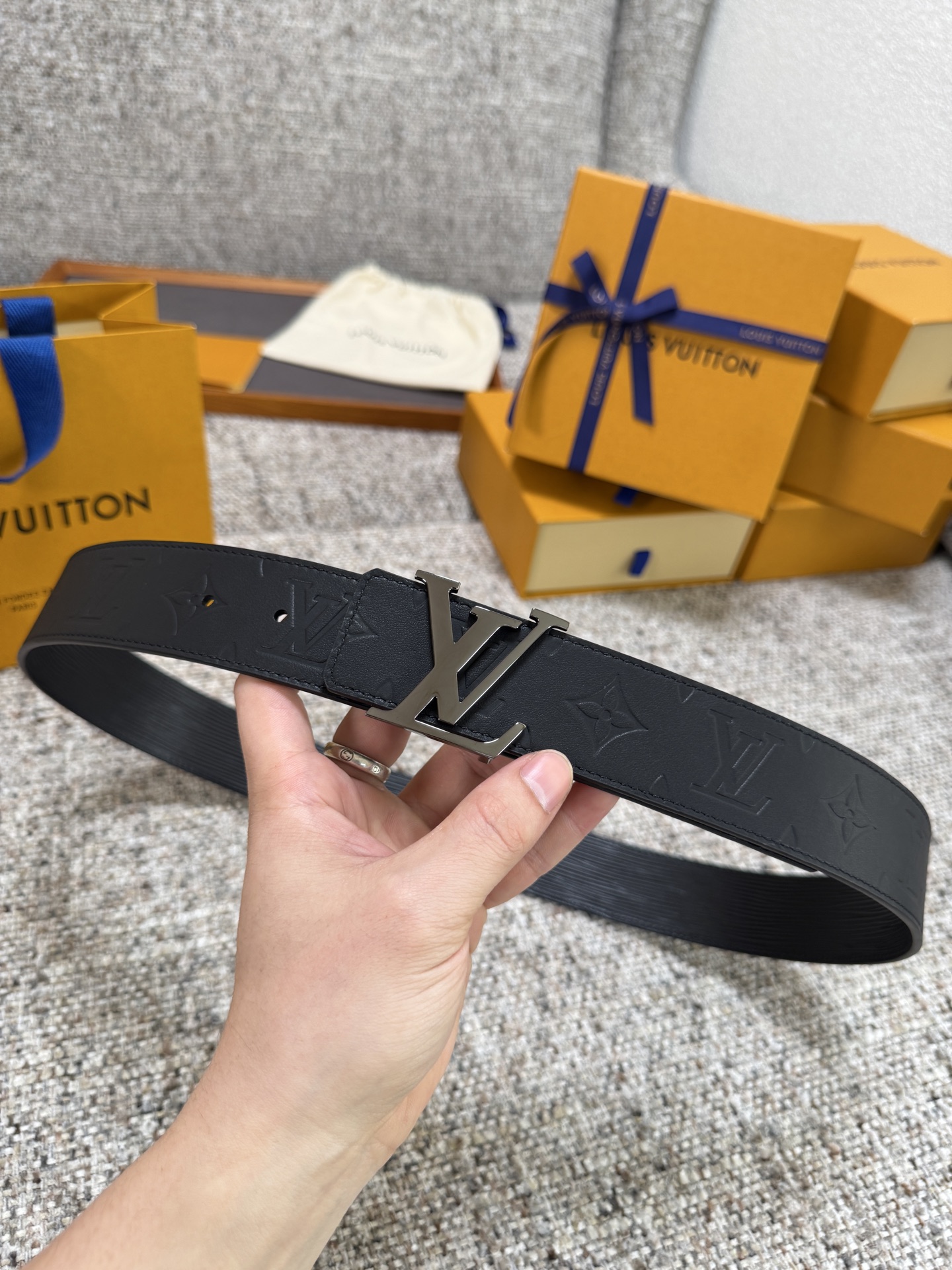 Louis Vuitton LV腰带 平纹压花水波纹底系列 原厂五金 精致手工绘边 柔软舒适 宽4.0