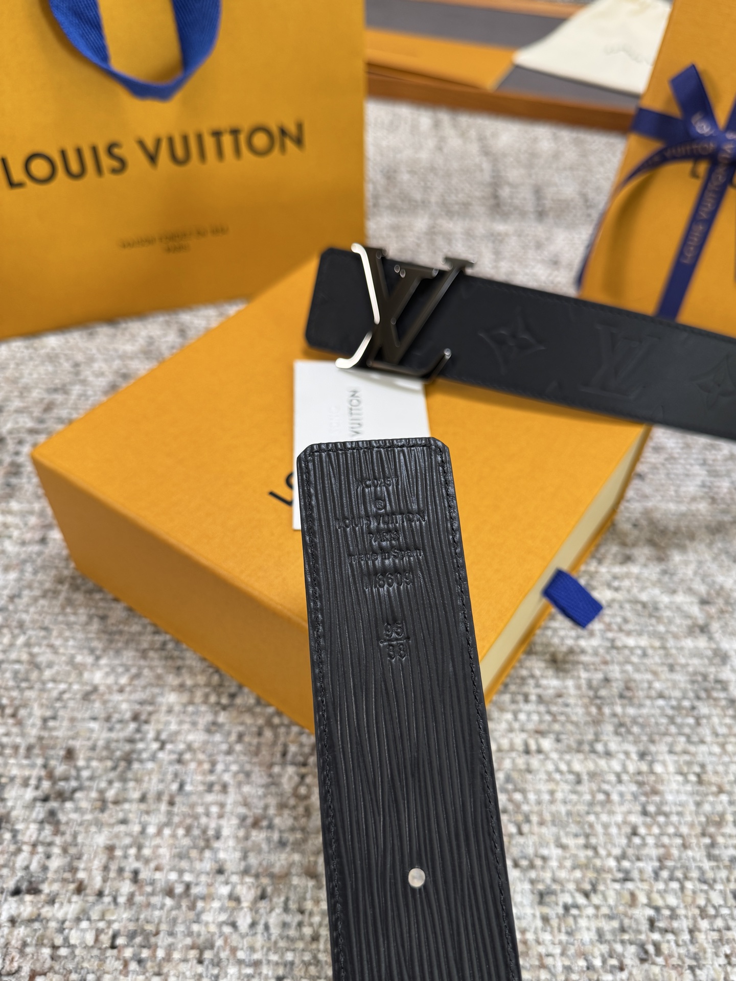 Louis Vuitton LV腰带 平纹压花水波纹底系列 原厂五金 精致手工绘边 柔软舒适 宽4.0