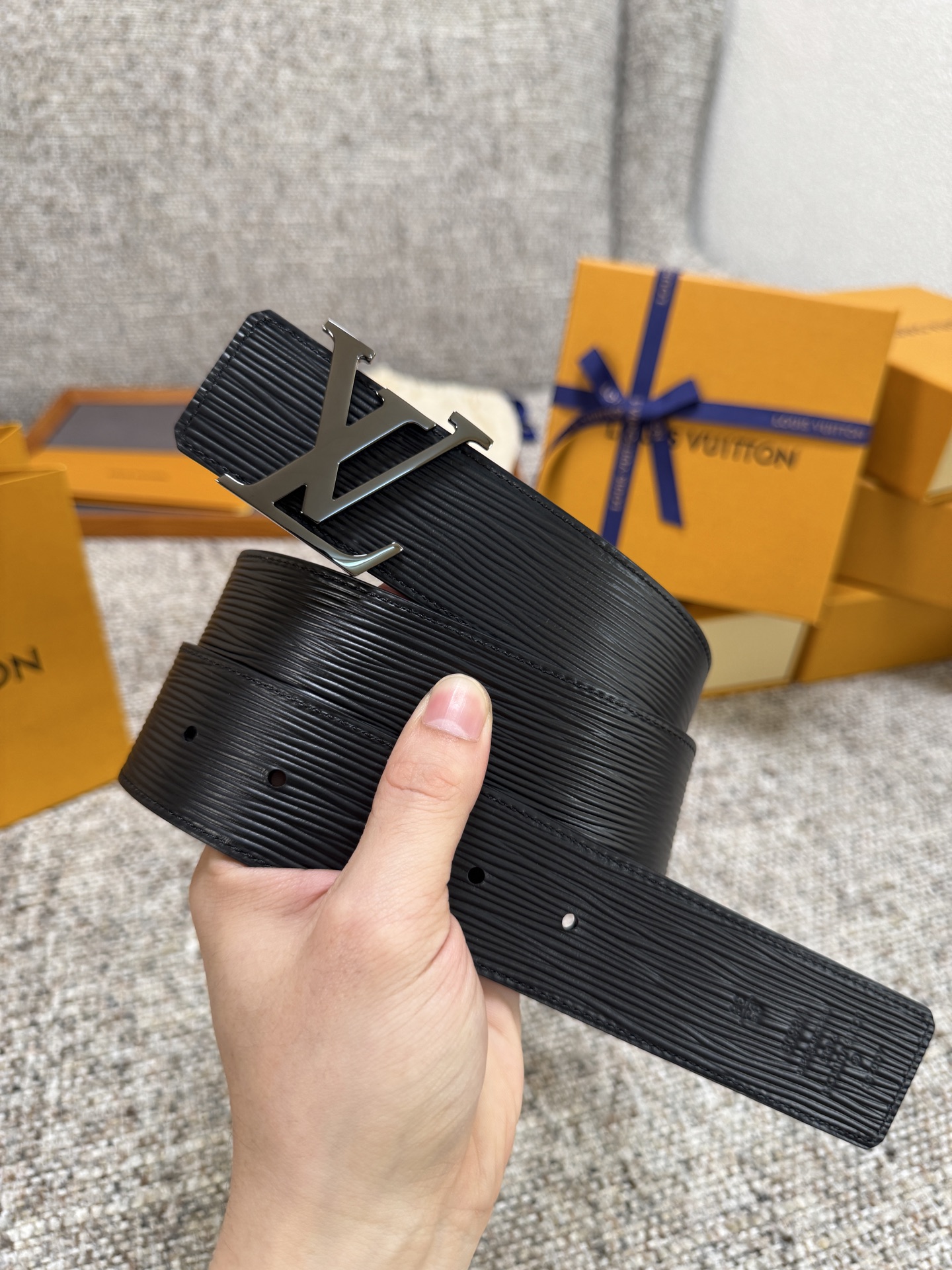 Louis Vuitton LV腰带 平纹压花水波纹底系列 原厂五金 精致手工绘边 柔软舒适 宽4.0