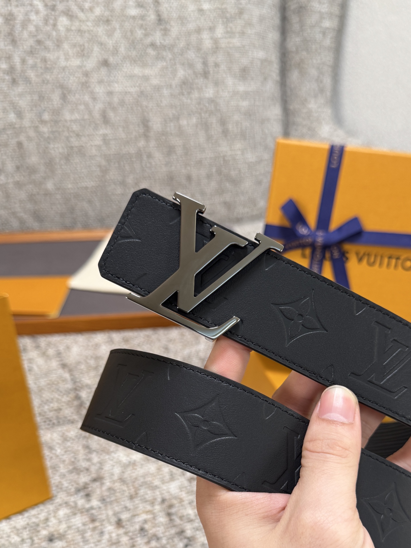 Louis Vuitton LV腰带 平纹压花水波纹底系列 原厂五金 精致手工绘边 柔软舒适 宽4.0