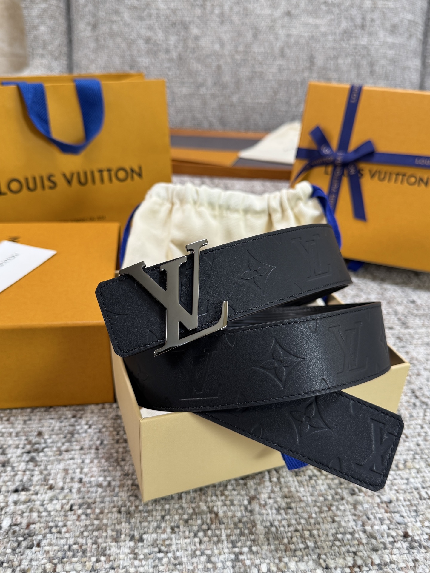 Louis Vuitton LV腰带 平纹压花水波纹底系列 原厂五金 精致手工绘边 柔软舒适 宽4.0