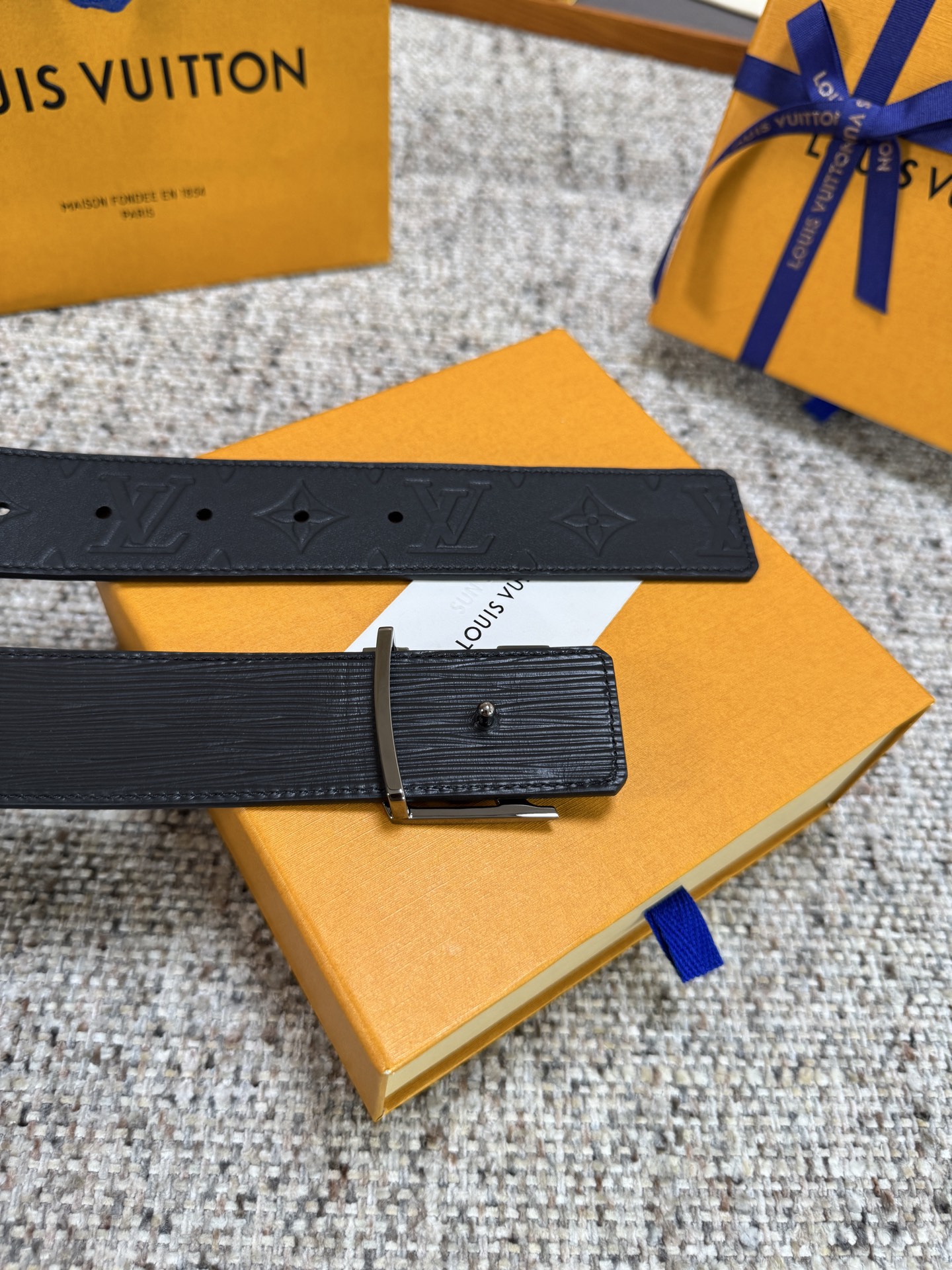 Louis Vuitton LV腰带 平纹压花水波纹底系列 原厂五金 精致手工绘边 柔软舒适 宽4.0