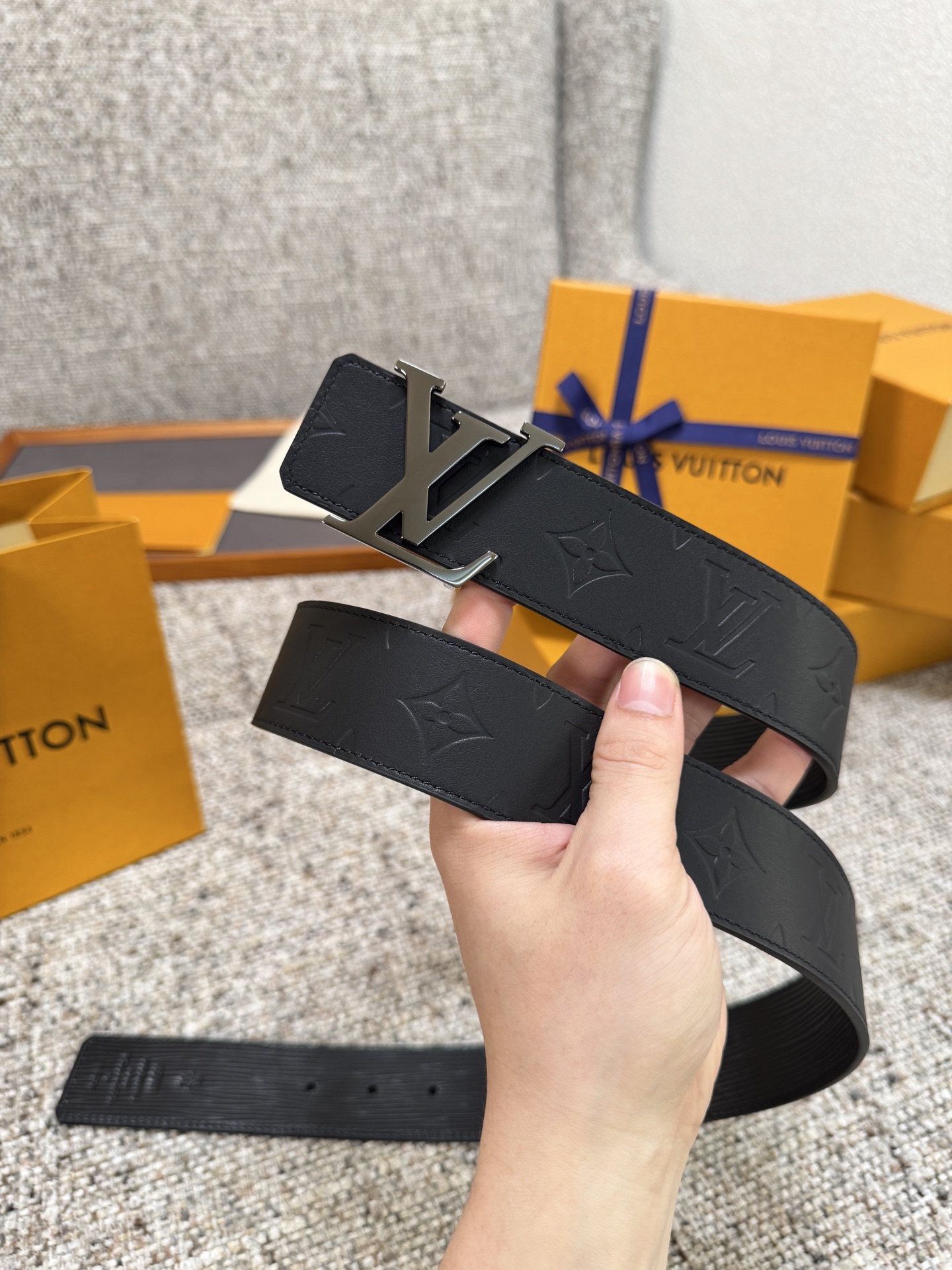 Louis Vuitton LV腰带 平纹压花水波纹底系列 原厂五金 精致手工绘边 柔软舒适 宽4.0