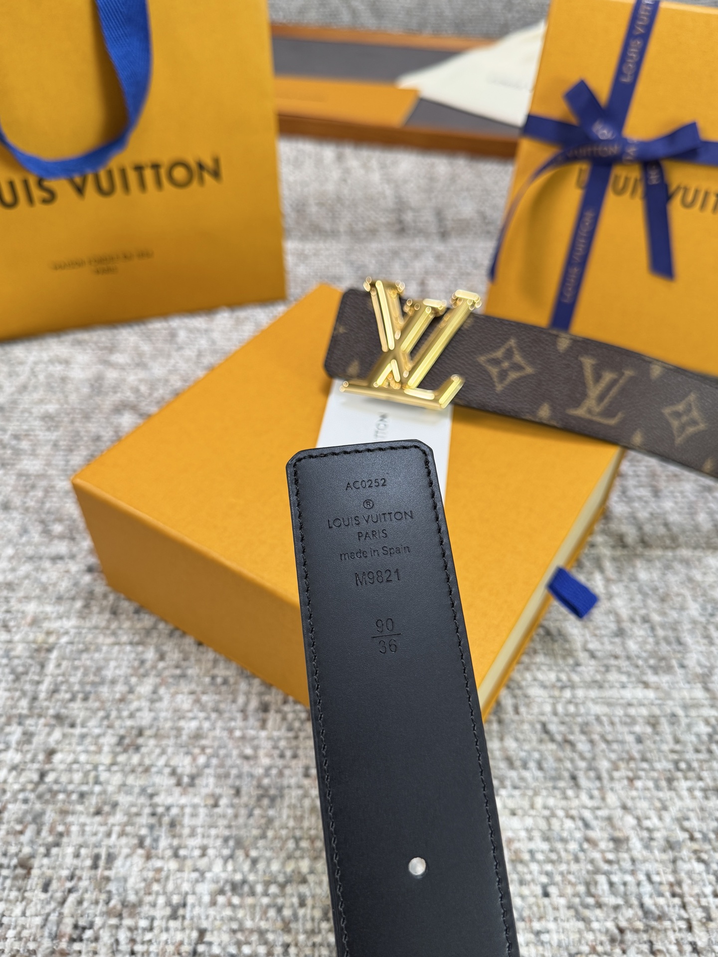 Louis Vuitton LV腰带 PVC皮底系列 原厂五金 精致手工绘边 柔软舒适 宽4.0