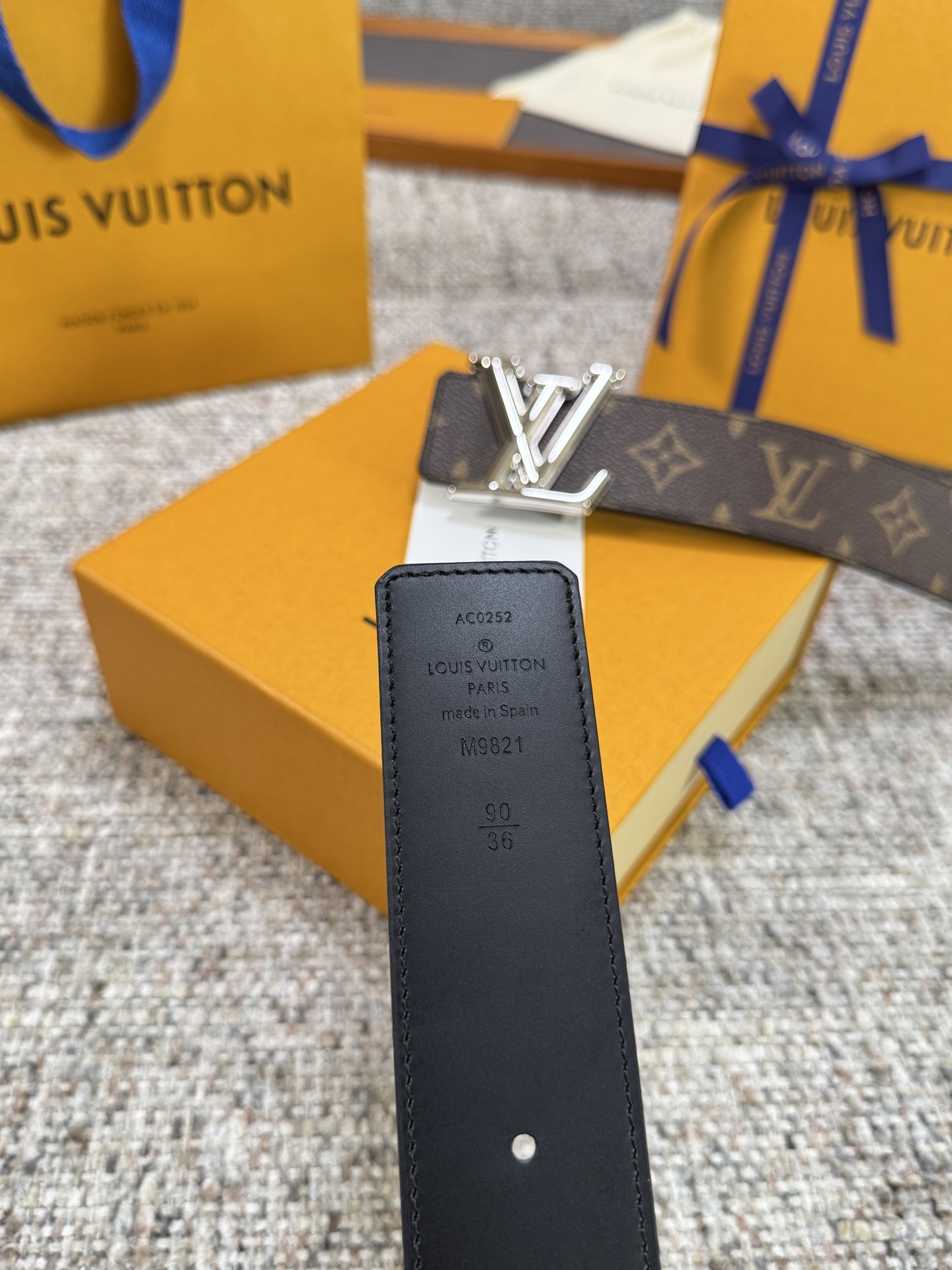 Louis Vuitton LV腰带 PVC皮底系列 原厂五金 精致手工绘边 柔软舒适 宽4.0