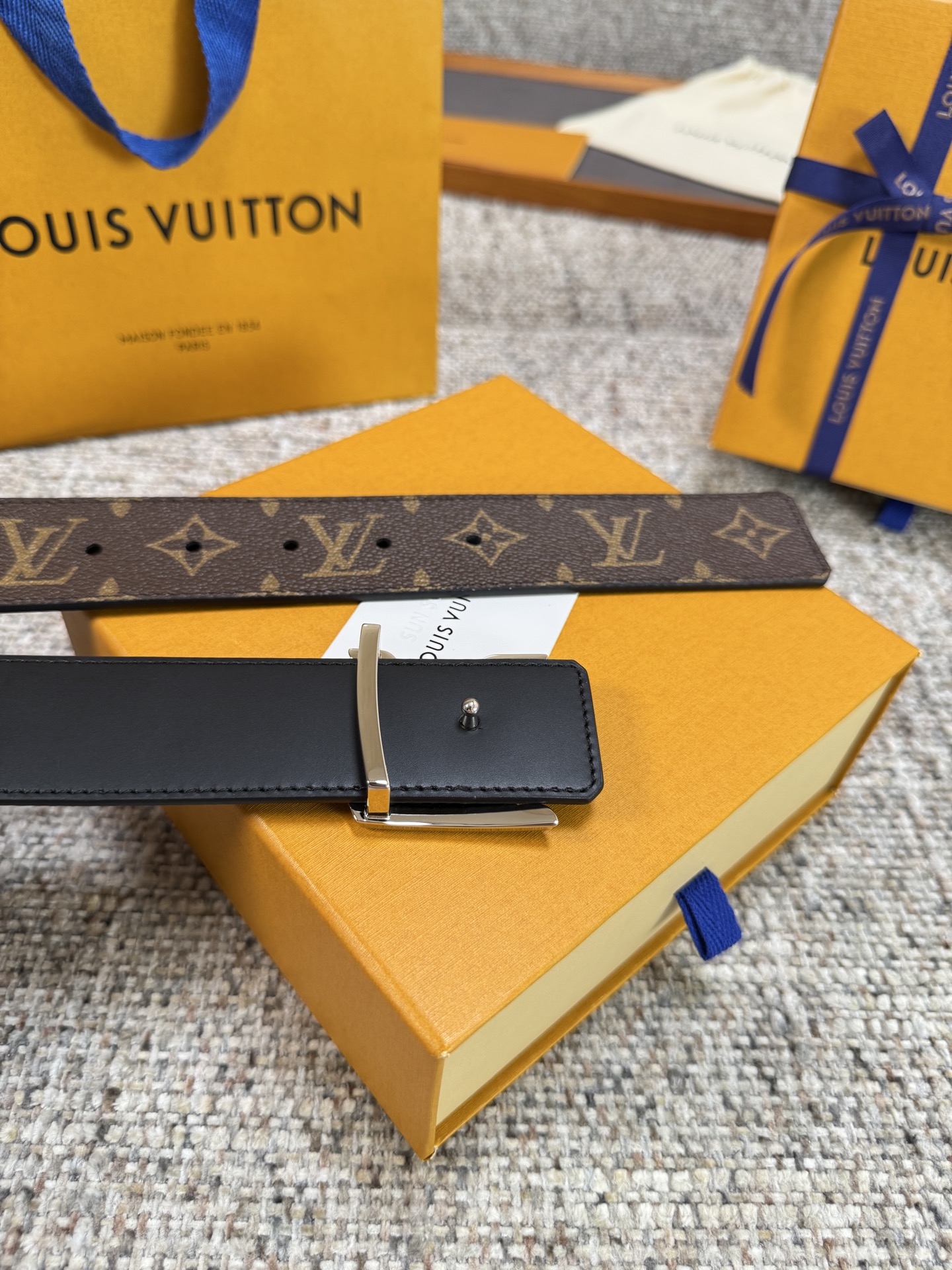 Louis Vuitton LV腰带 PVC皮底系列 原厂五金 精致手工绘边 柔软舒适 宽4.0