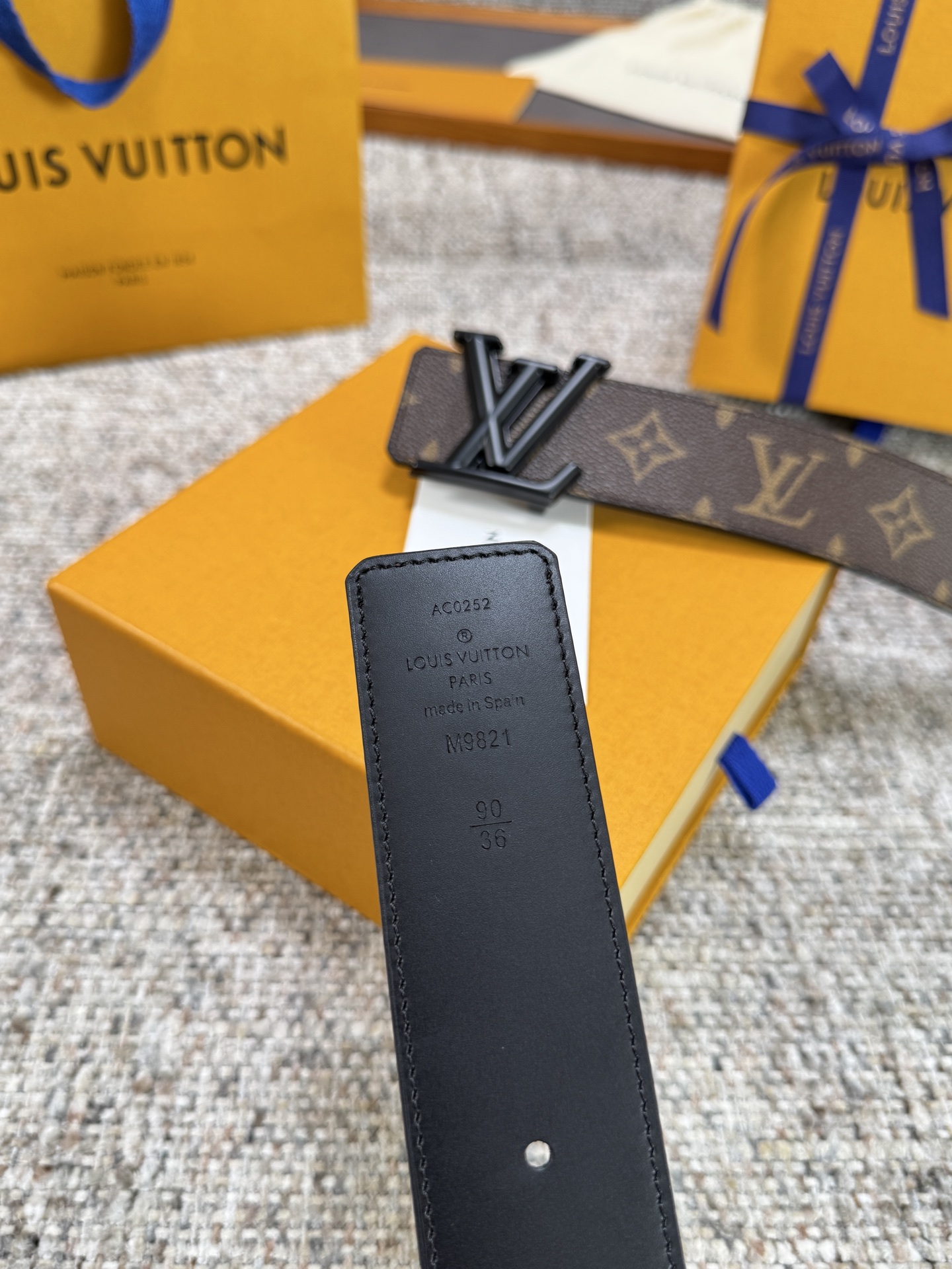 Louis Vuitton LV腰带 PVC皮底系列 原厂五金 精致手工绘边 柔软舒适 宽4.0