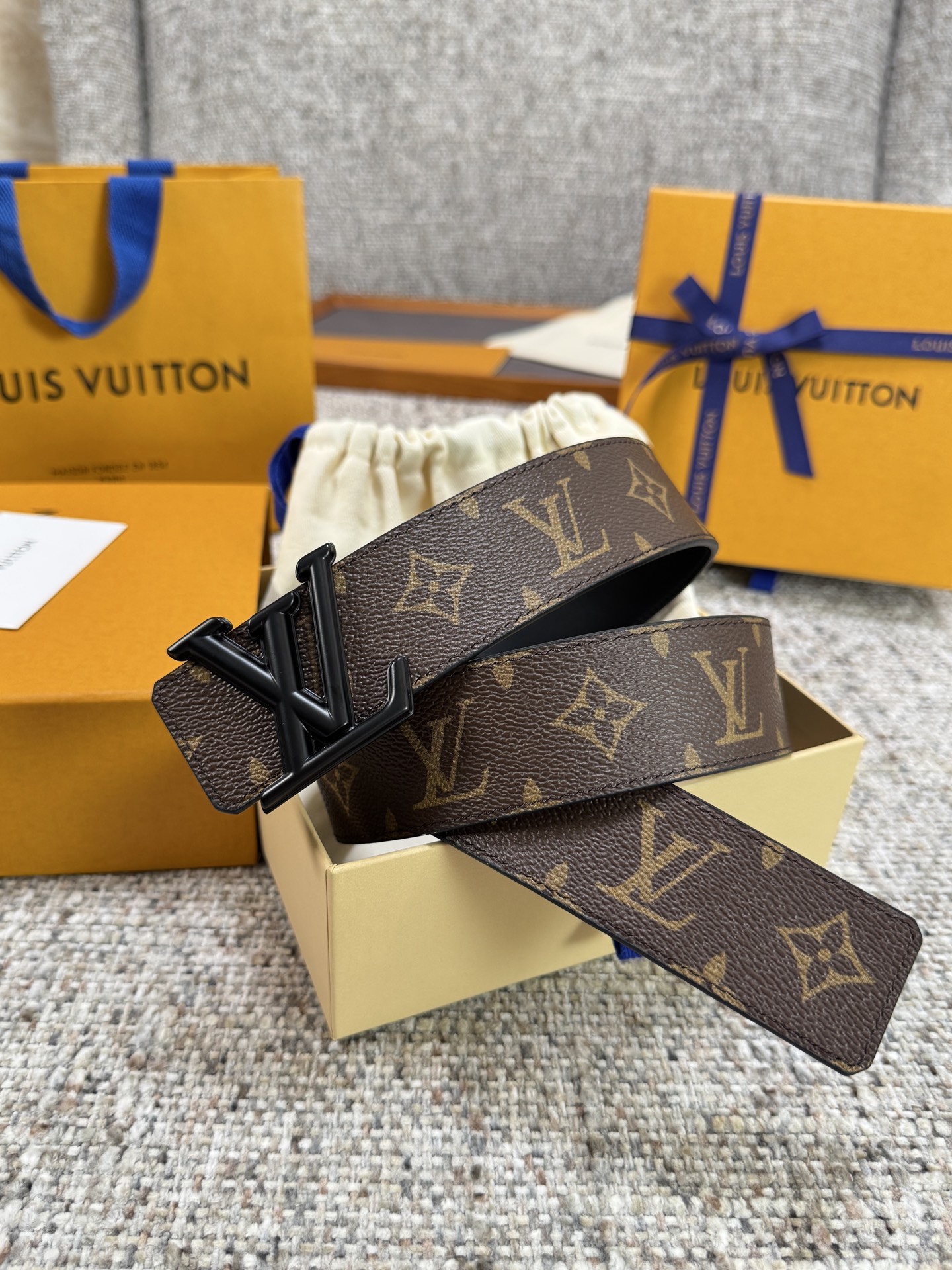 Louis Vuitton LV腰带 PVC皮底系列 原厂五金 精致手工绘边 柔软舒适 宽4.0