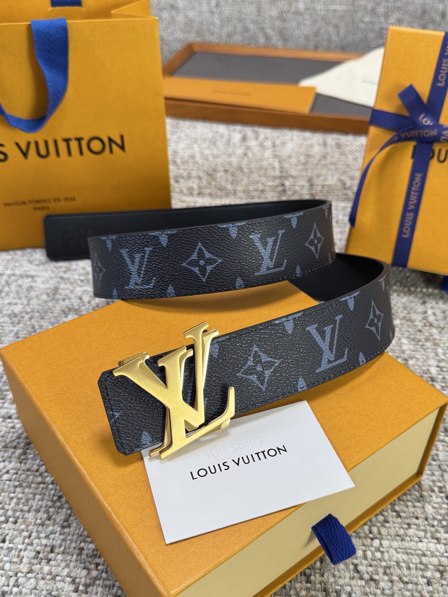NO:860932,Original Louis Vuitton LV belt, blue presbyopic leather bottom series, original hardware, exquisite hand-painted edges, soft and comfortable, width 4.0, belt, louis vuitton, louis vuitton19860909原单 Louis Vuitton LV腰带 蓝色老花皮底系列 原厂五金 精致手工绘边 柔软舒适 宽4.0,皮带,louis vuitton,louis vuitton,Belt