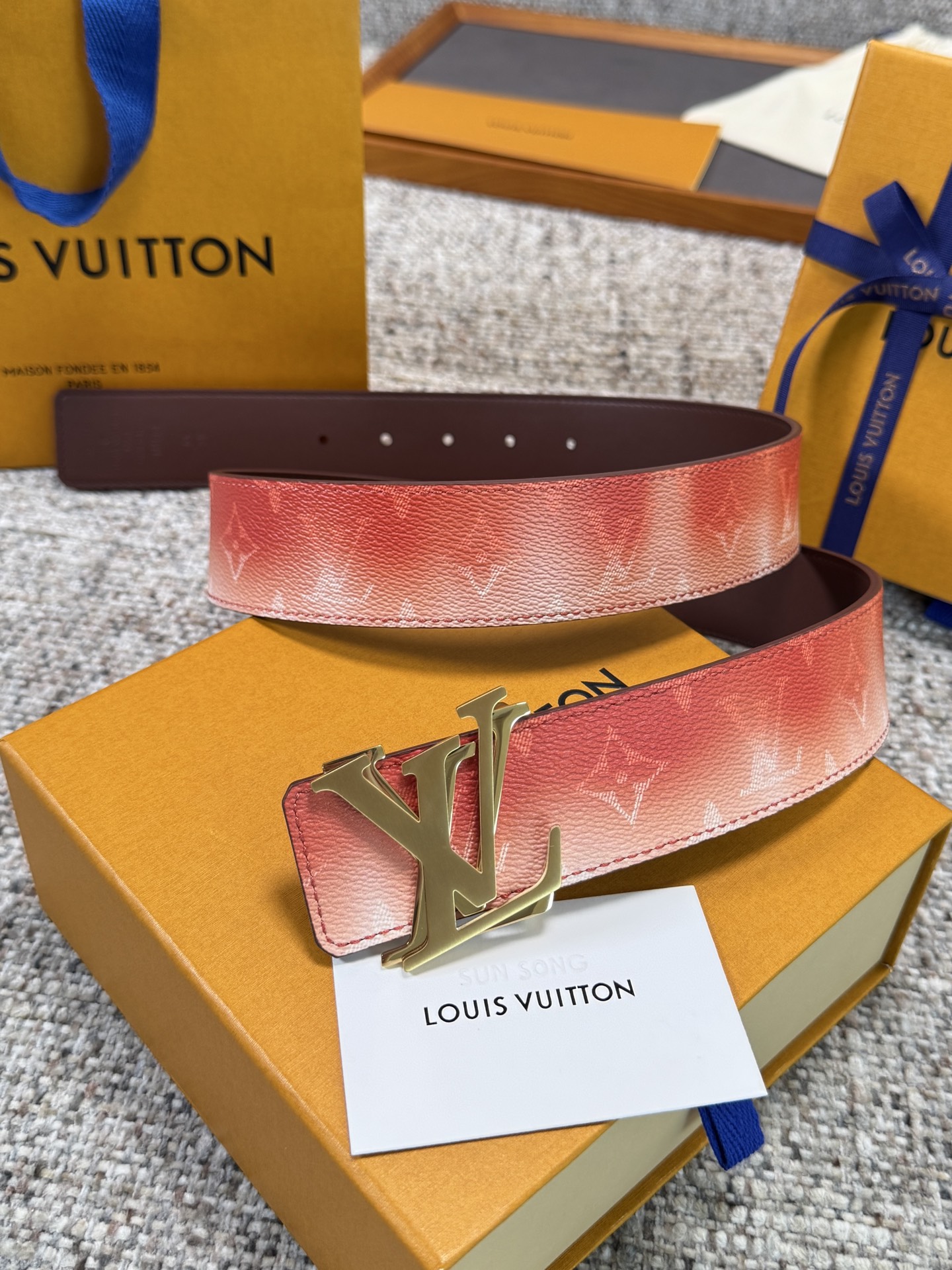 NO:861002,Original Louis Vuitton LV belt, pink presbyopic leather bottom series, original hardware, exquisite hand-painted edges, soft and comfortable, width 4.0, belt, louis vuitton, louis vuitton19860909原单 Louis Vuitton LV腰带 粉色老花皮底系列 原厂五金 精致手工绘边 柔软舒适 宽4.0,皮带,louis vuitton,louis vuitton,Belt
