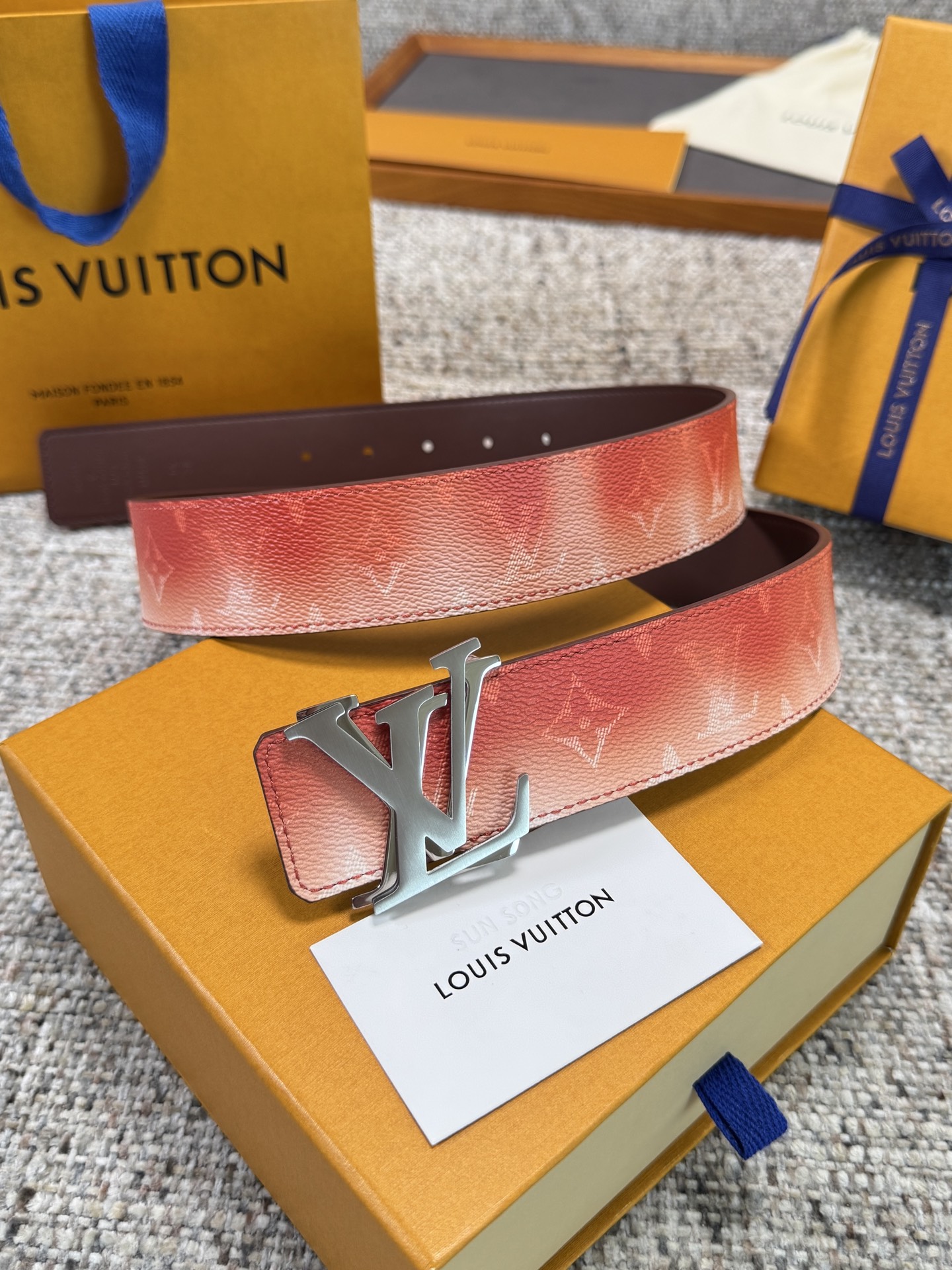 NO:861012,Original Louis Vuitton LV belt pink presbyopic leather base series original hardware exquisite hand-painted edges soft and comfortable width 4.0, belt, louis vuitton, louis vuitton19860909原单 Louis Vuitton LV腰带粉色老花皮底系列 原厂五金 精致手工绘边 柔软舒适 宽4.0,皮带,louis vuitton,louis vuitton,Belt