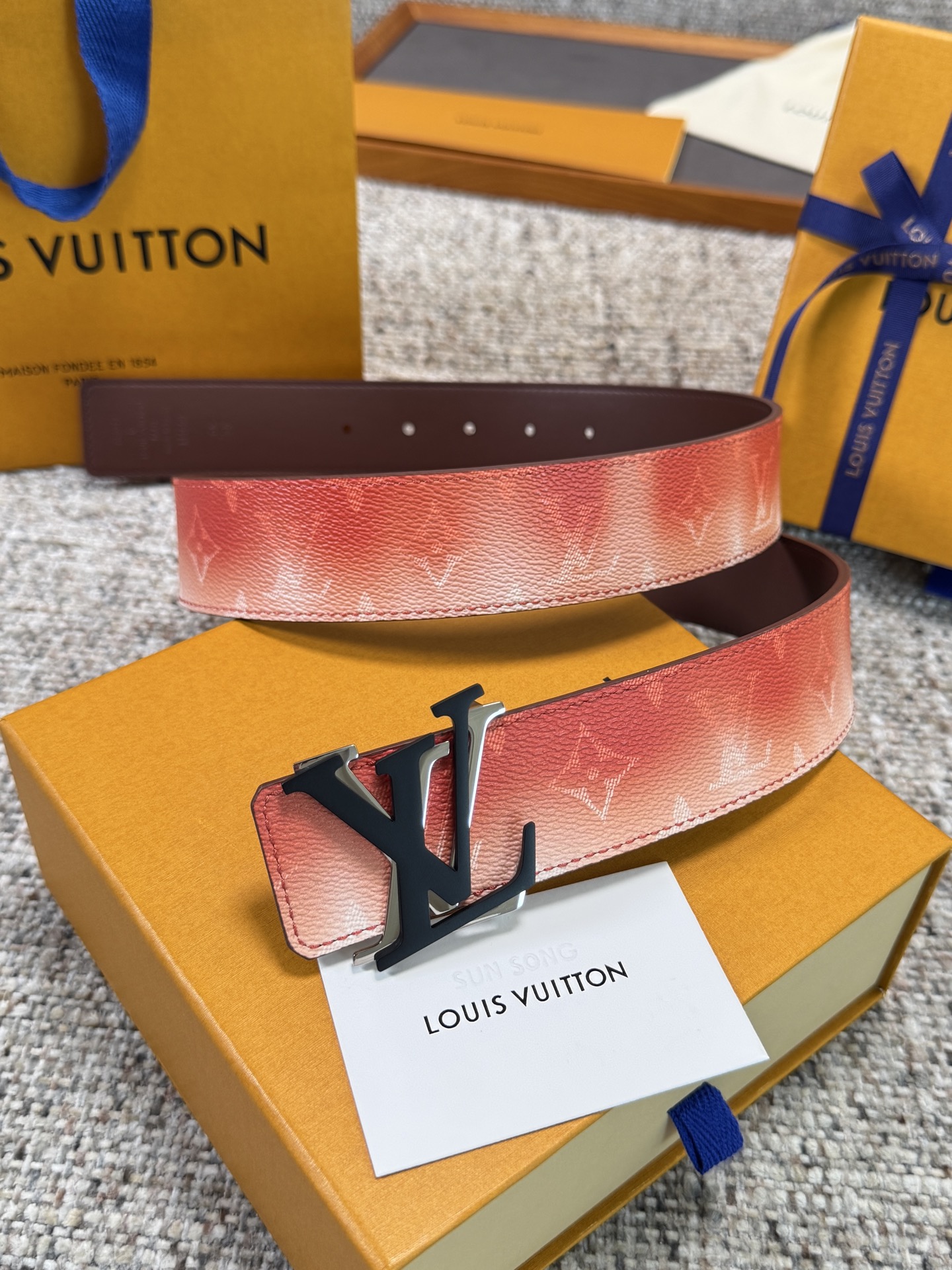 NO:861022,Original Louis Vuitton LV belt, pink presbyopic leather bottom series, original hardware, exquisite hand-painted edges, soft and comfortable, width 4.0, belt, louis vuitton, louis vuitton19860909原单 Louis Vuitton LV腰带 粉色老花皮底系列 原厂五金 精致手工绘边 柔软舒适 宽4.0,皮带,louis vuitton,louis vuitton,Belt