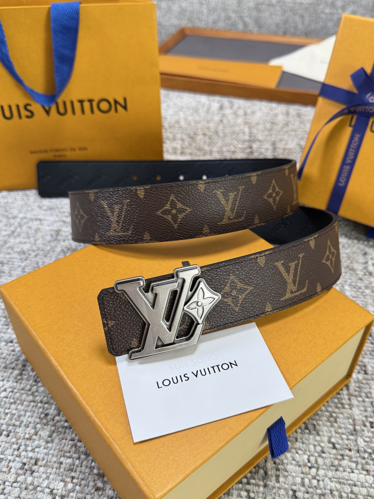 NO:860980,Original Louis Vuitton LV belt flower leather bottom series original hardware exquisite hand-painted edges soft and comfortable width 4.0, belt, louis vuitton, louis vuitton19860909原单 Louis Vuitton LV腰带 flower皮底系列 原厂五金 精致手工绘边 柔软舒适 宽4.0,皮带,louis vuitton,louis vuitton,Belt