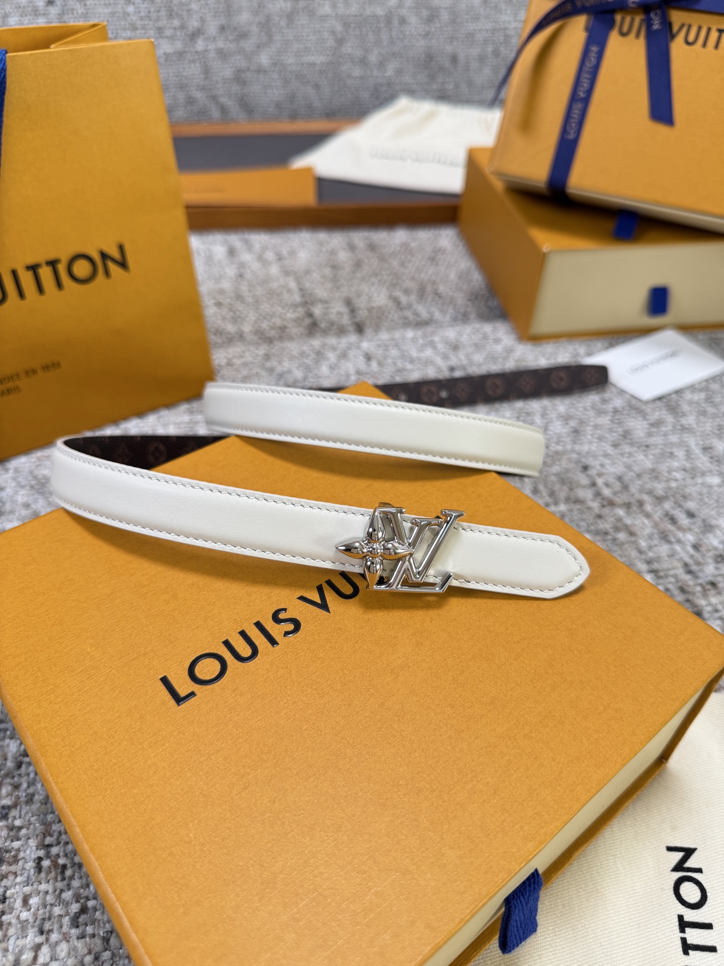 Louis Vuitton LV腰带 BLOOM系列 原厂五金 精致手工绘边 柔软舒适 宽2.0