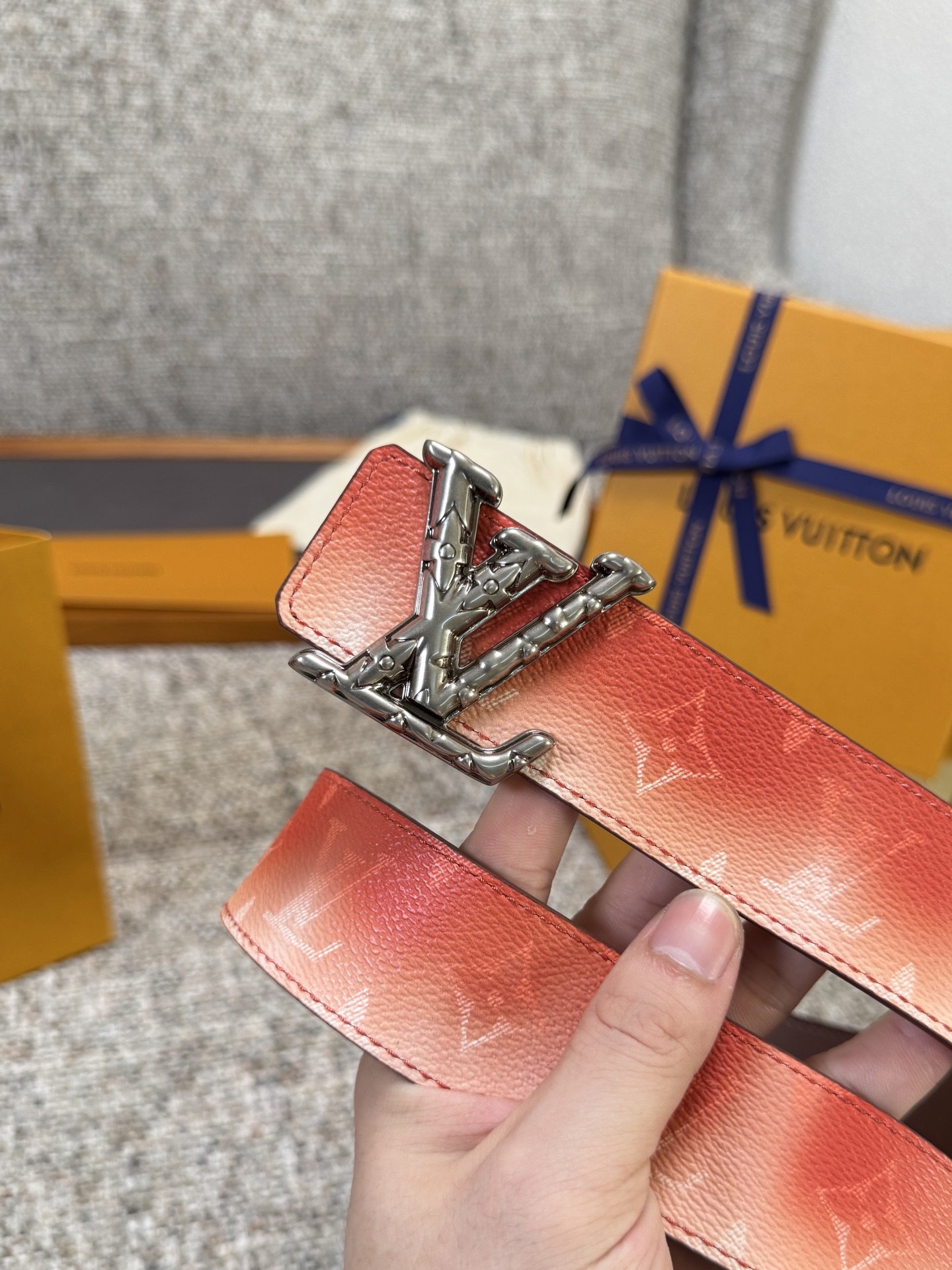 Louis Vuitton LV腰带 PVC皮底系列 原厂五金 精致手工绘边 柔软舒适 宽4.