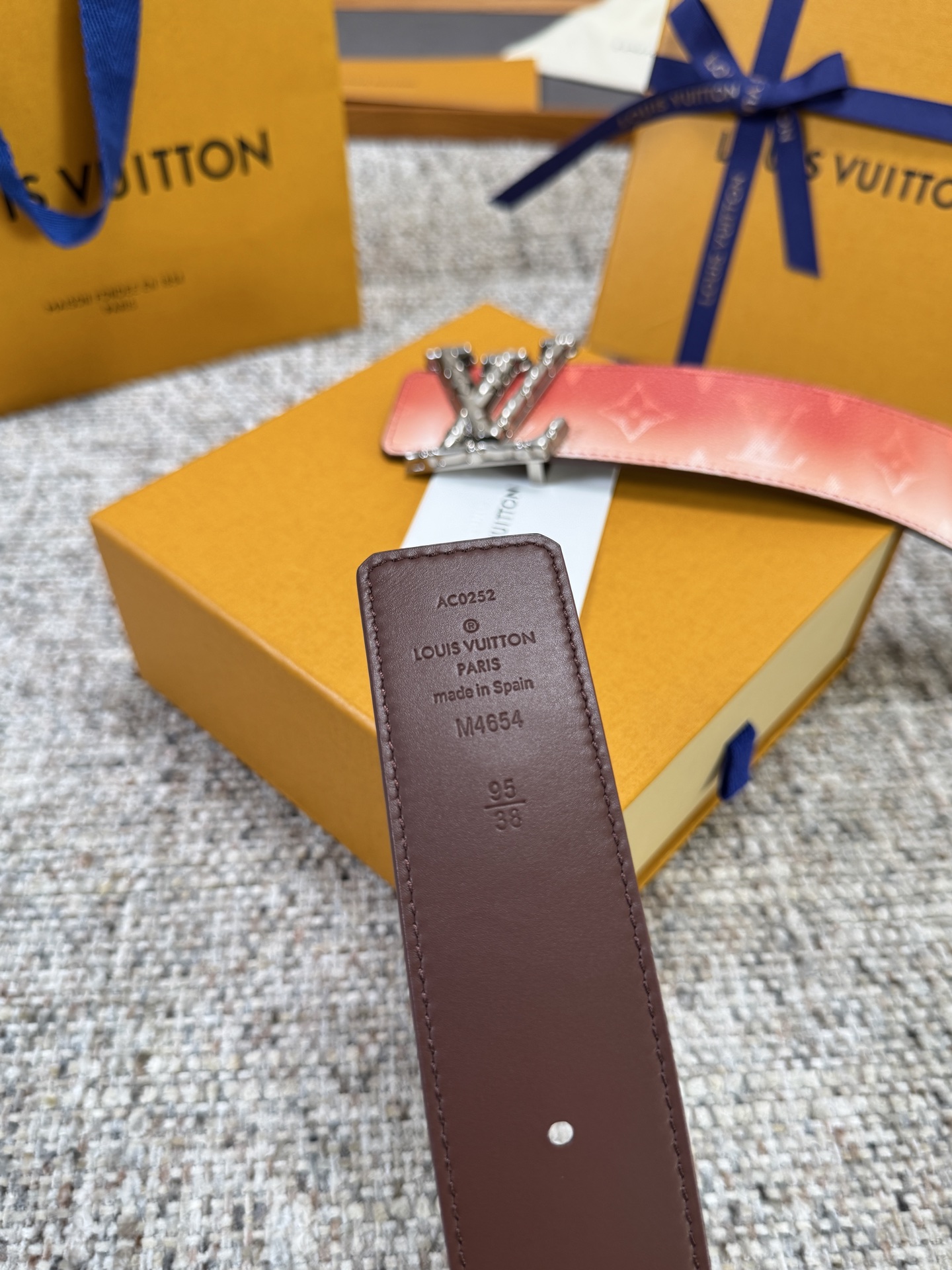 Louis Vuitton LV腰带 PVC皮底系列 原厂五金 精致手工绘边 柔软舒适 宽4.