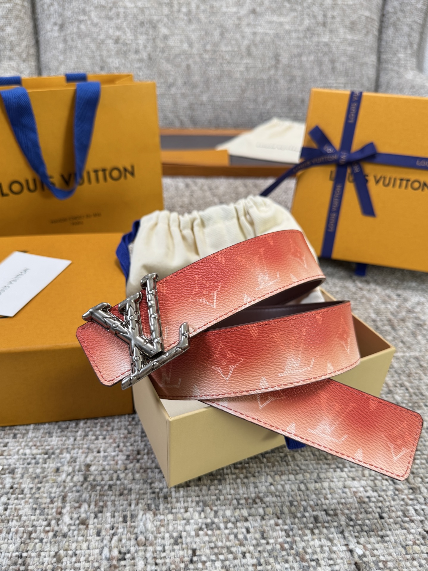Louis Vuitton LV腰带 PVC皮底系列 原厂五金 精致手工绘边 柔软舒适 宽4.