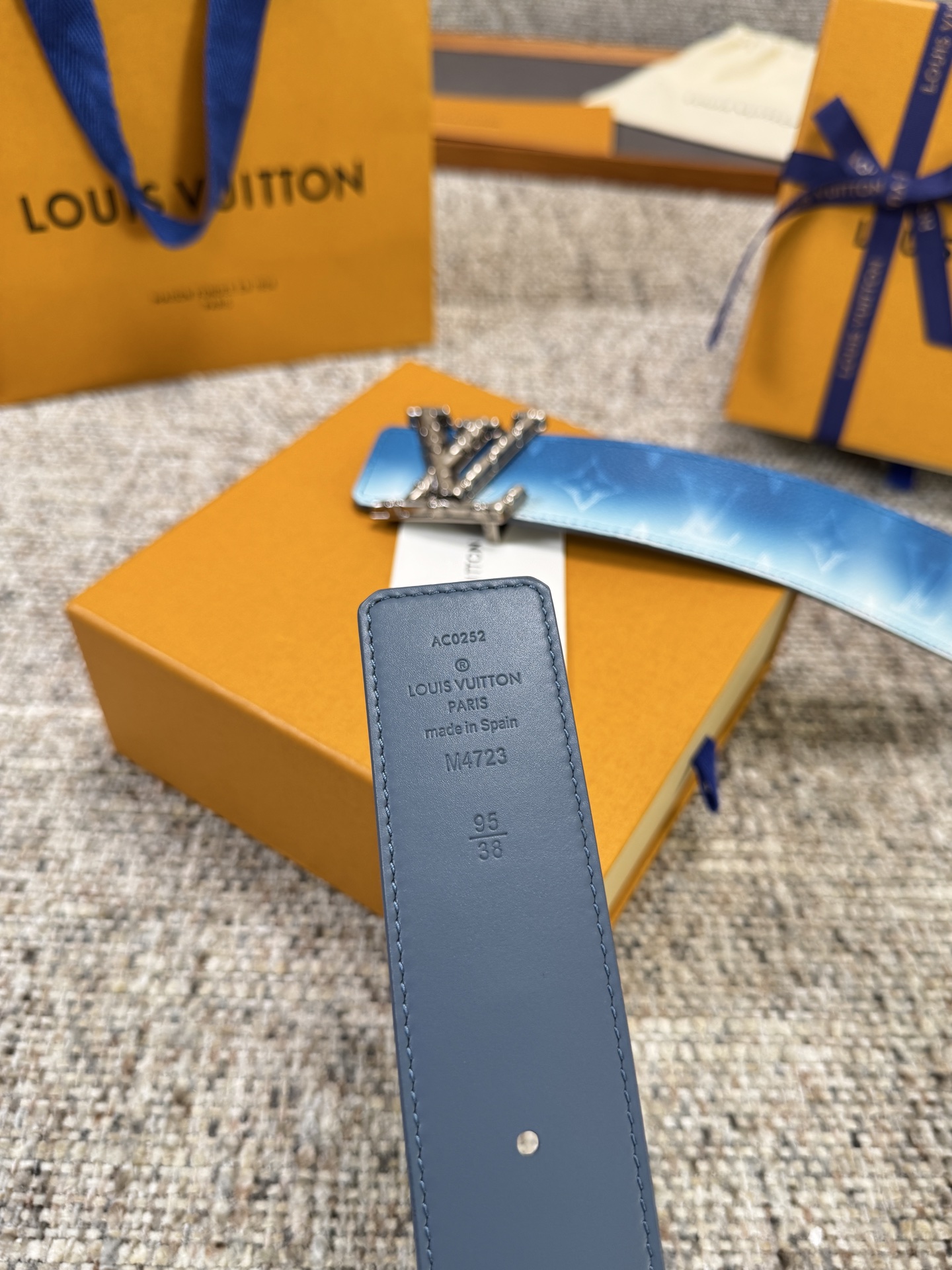 Louis Vuitton LV腰带 PVC皮底系列 原厂五金 精致手工绘边 柔软舒适 宽4.