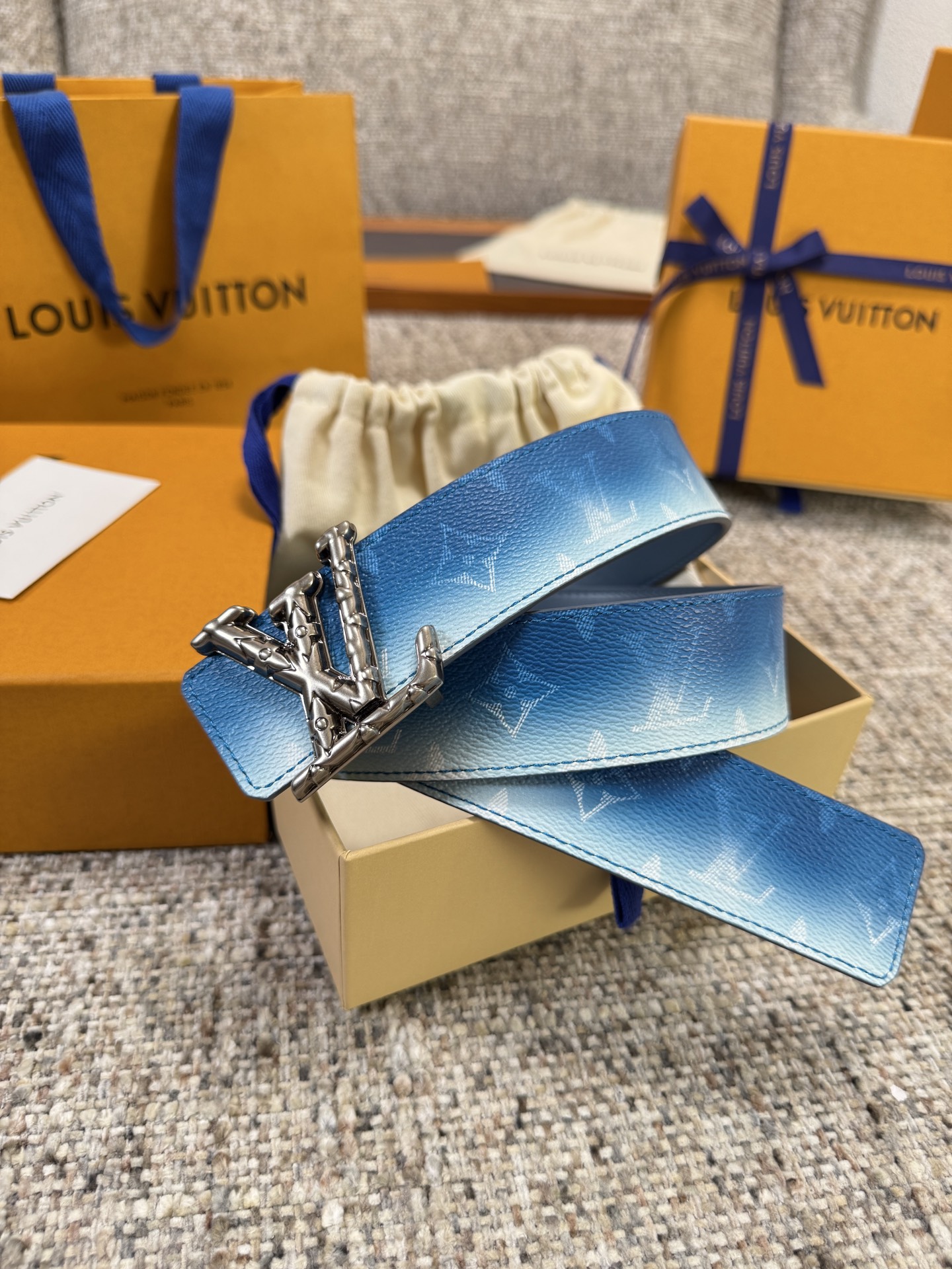 Louis Vuitton LV腰带 PVC皮底系列 原厂五金 精致手工绘边 柔软舒适 宽4.