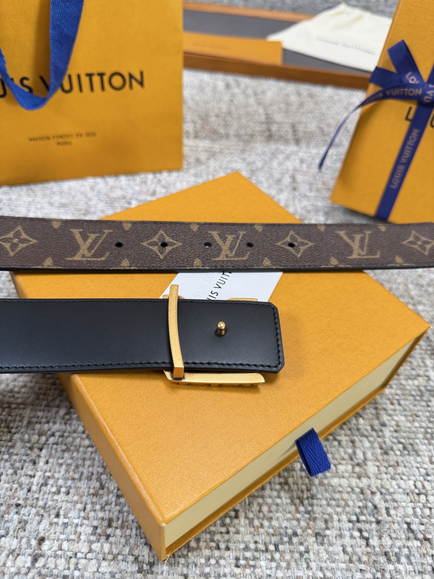 Louis Vuitton LV腰带 PVC皮底系列 原厂五金 精致手工绘边 柔软舒适 宽4.0