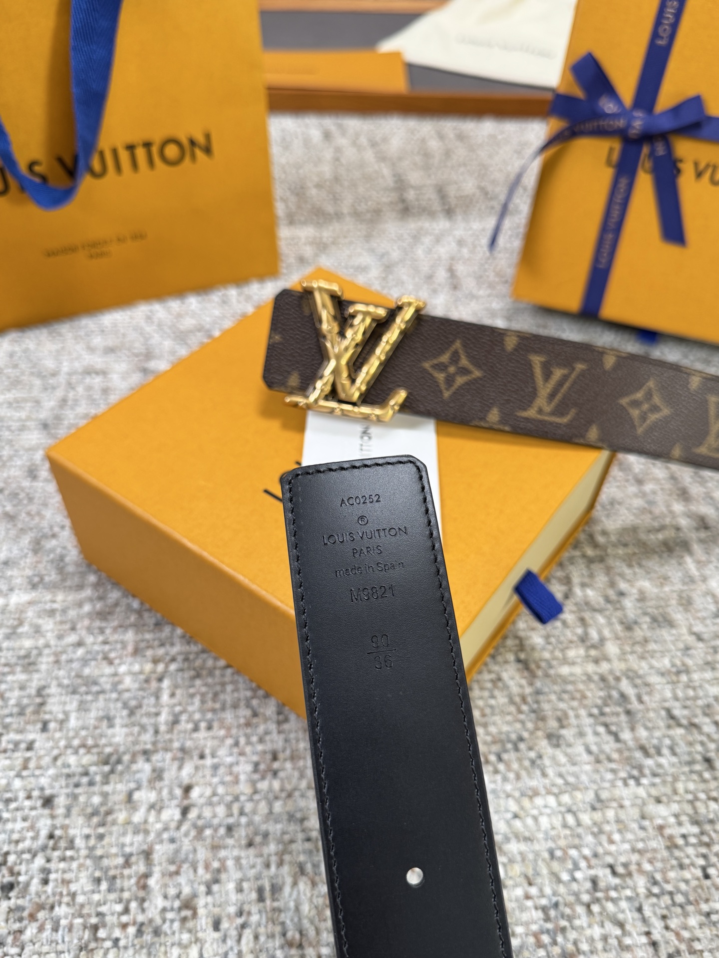 Louis Vuitton LV腰带 PVC皮底系列 原厂五金 精致手工绘边 柔软舒适 宽4.0
