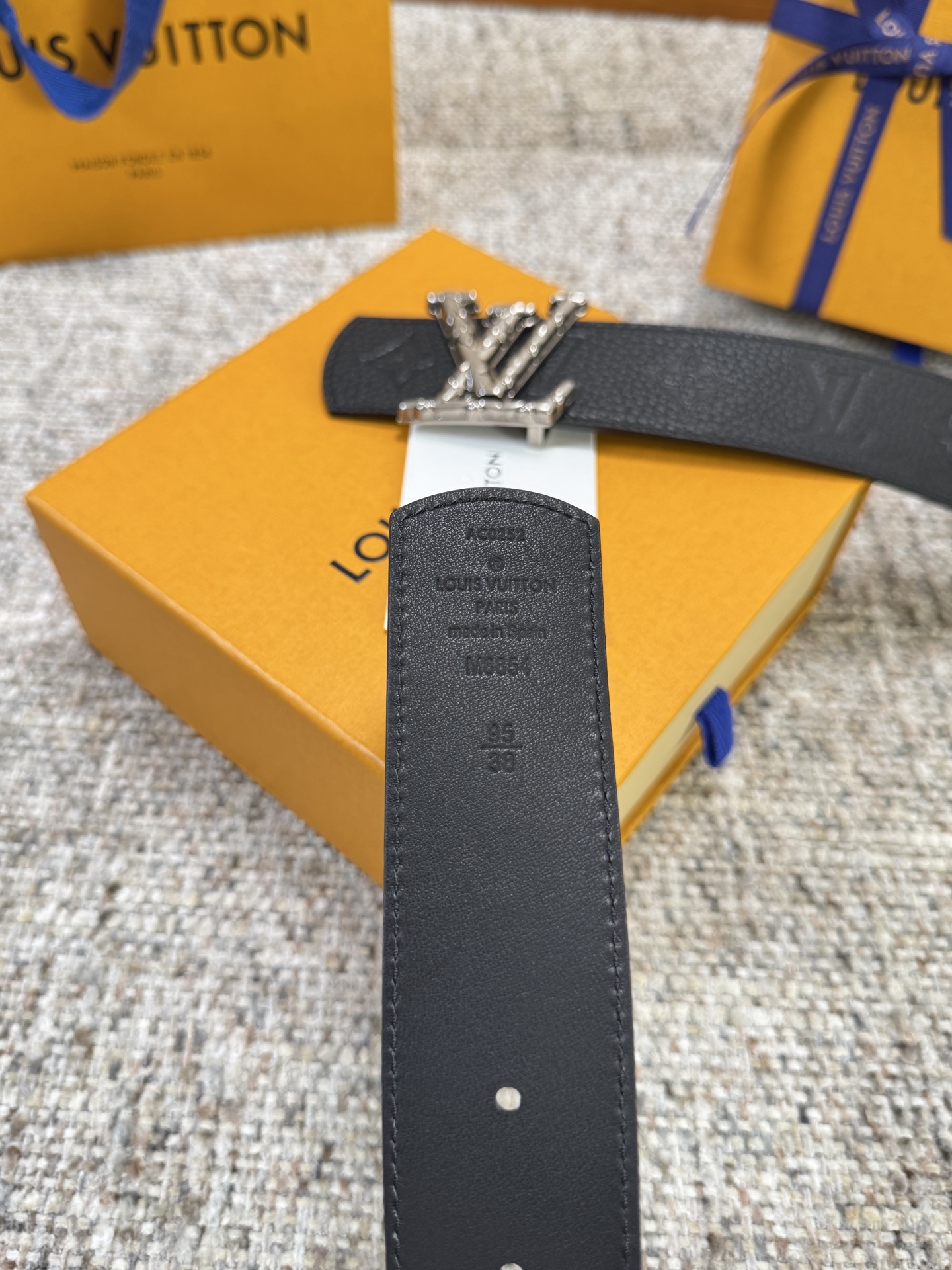 Louis Vuitton LV腰带 Dimension皮底系列 原厂五金 精致手工绘边 柔软舒适 宽4