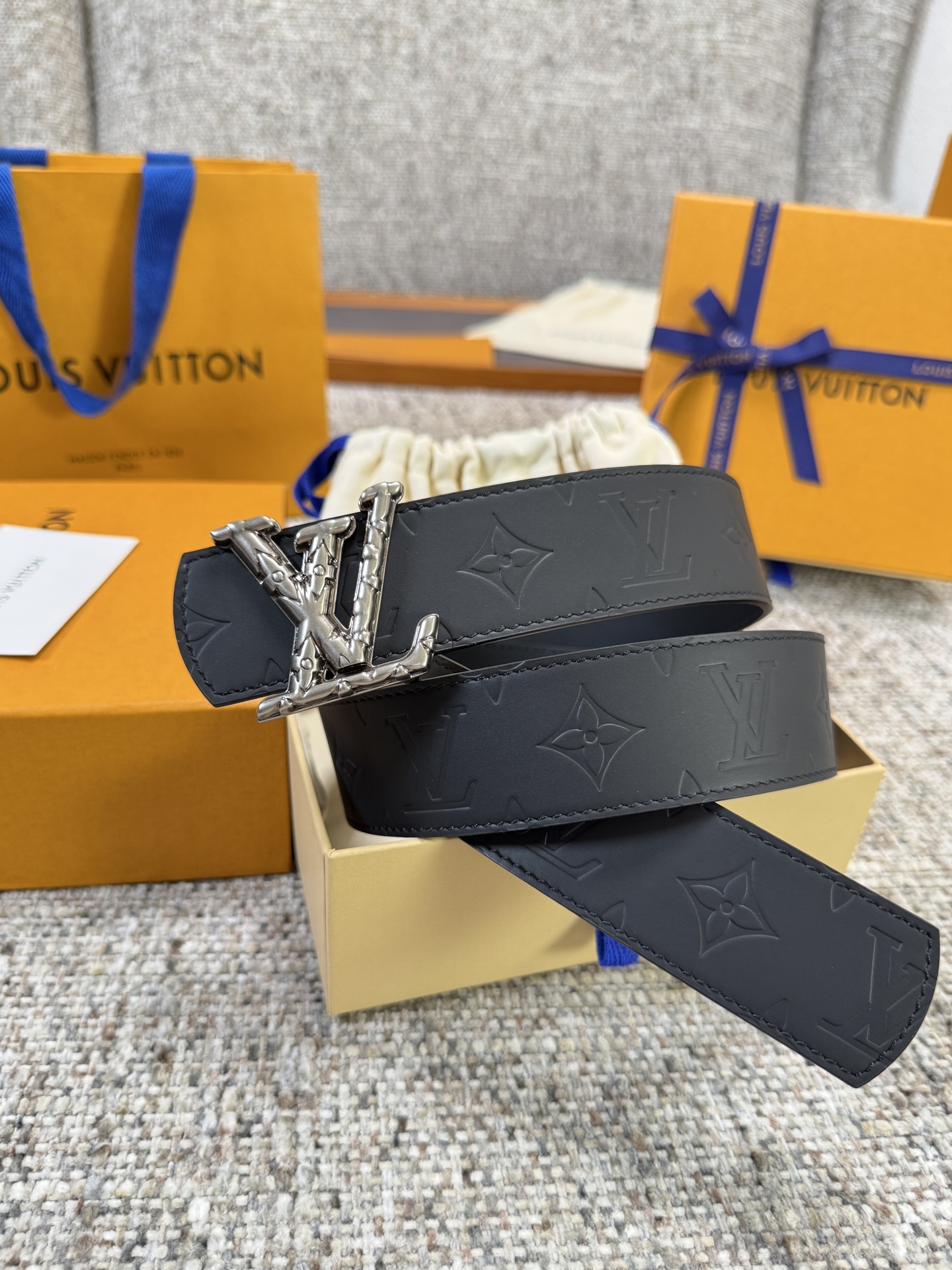 Louis Vuitton LV腰带 Dimension皮底系列 原厂五金 精致手工绘边 柔软舒适 宽4