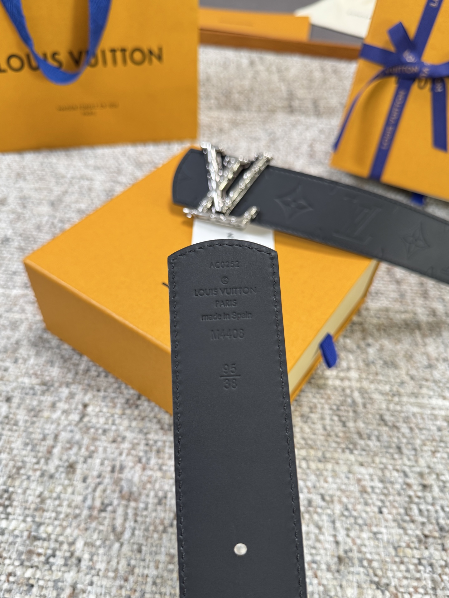 Louis Vuitton LV腰带 Dimension皮底系列 原厂五金 精致手工绘边 柔软舒适 宽4