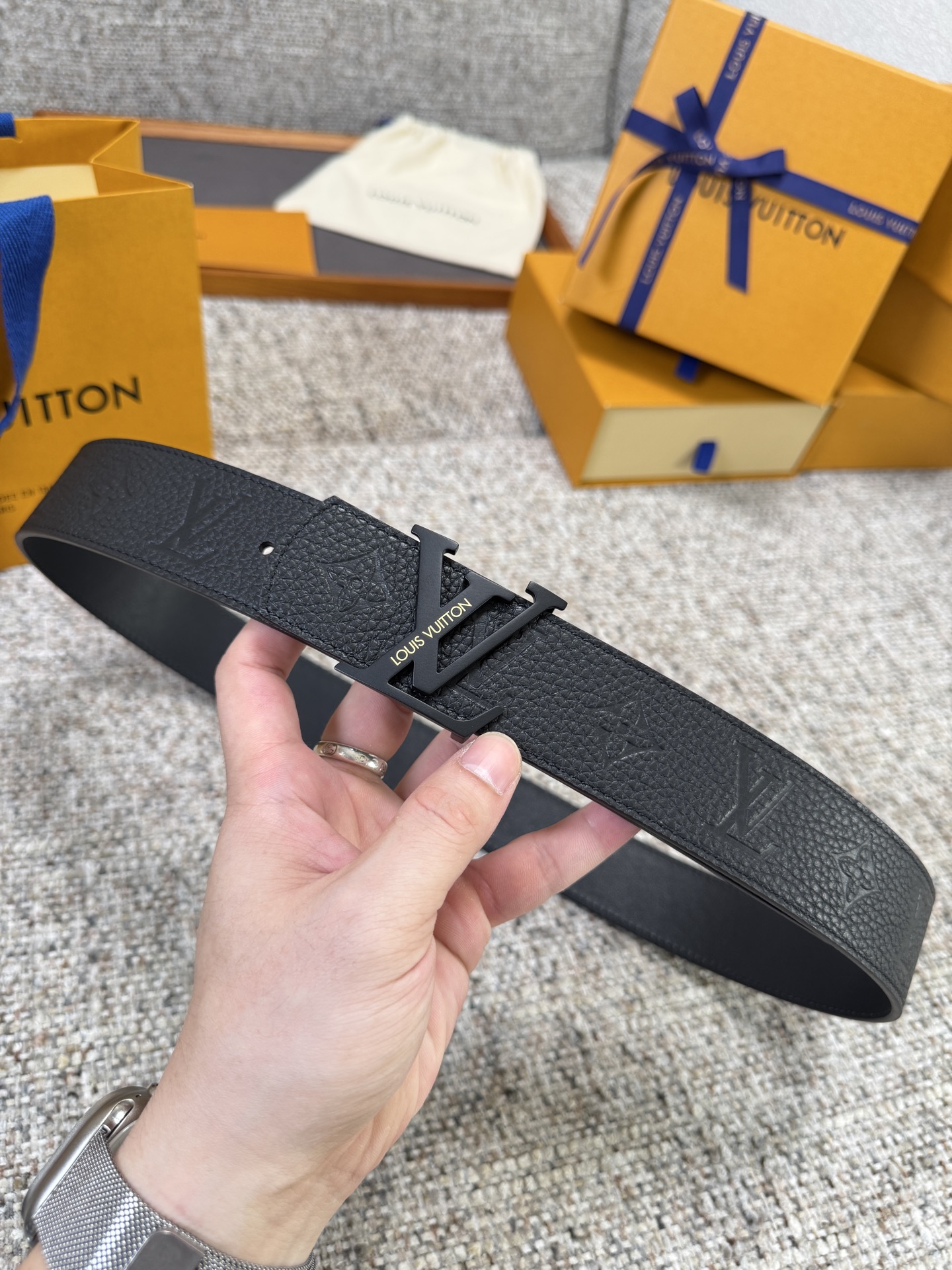 Louis Vuitton LV腰带 荔枝纹压花系列 原厂五金 精致手工绘边 柔软舒适 宽4.0