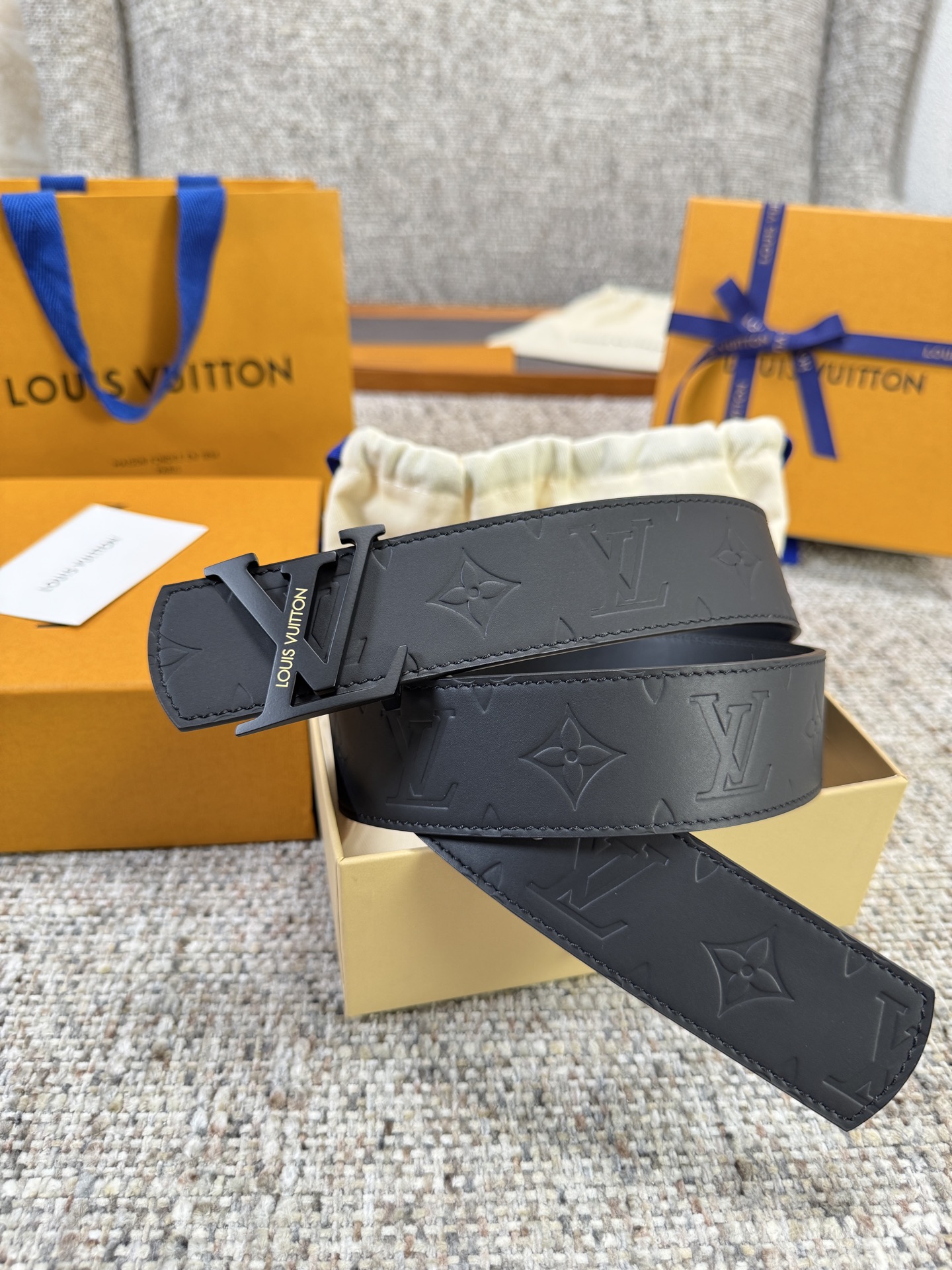 Louis Vuitton LV腰带 平纹压花系列 原厂五金 精致手工绘边 柔软舒适 宽4.0